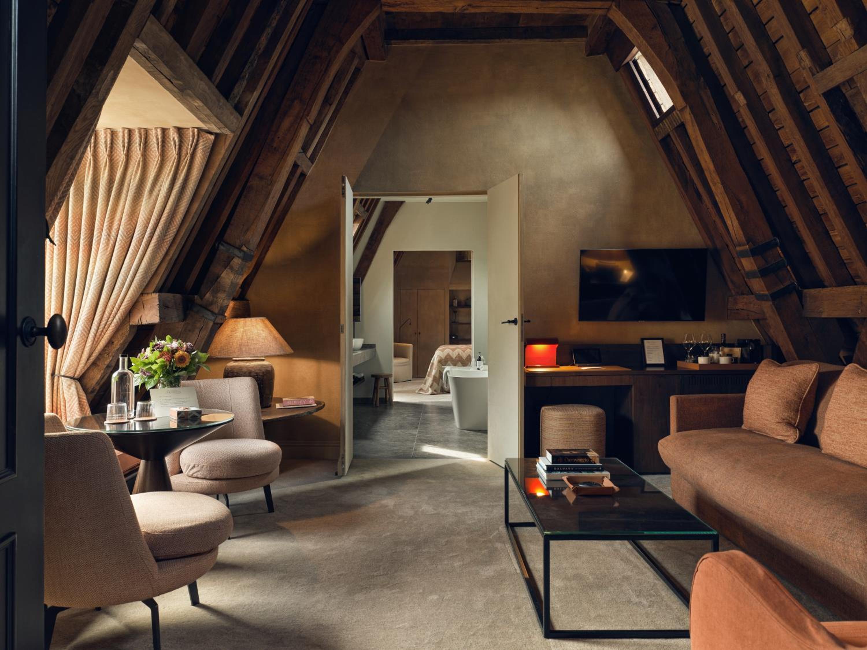 Suite - Photo 14