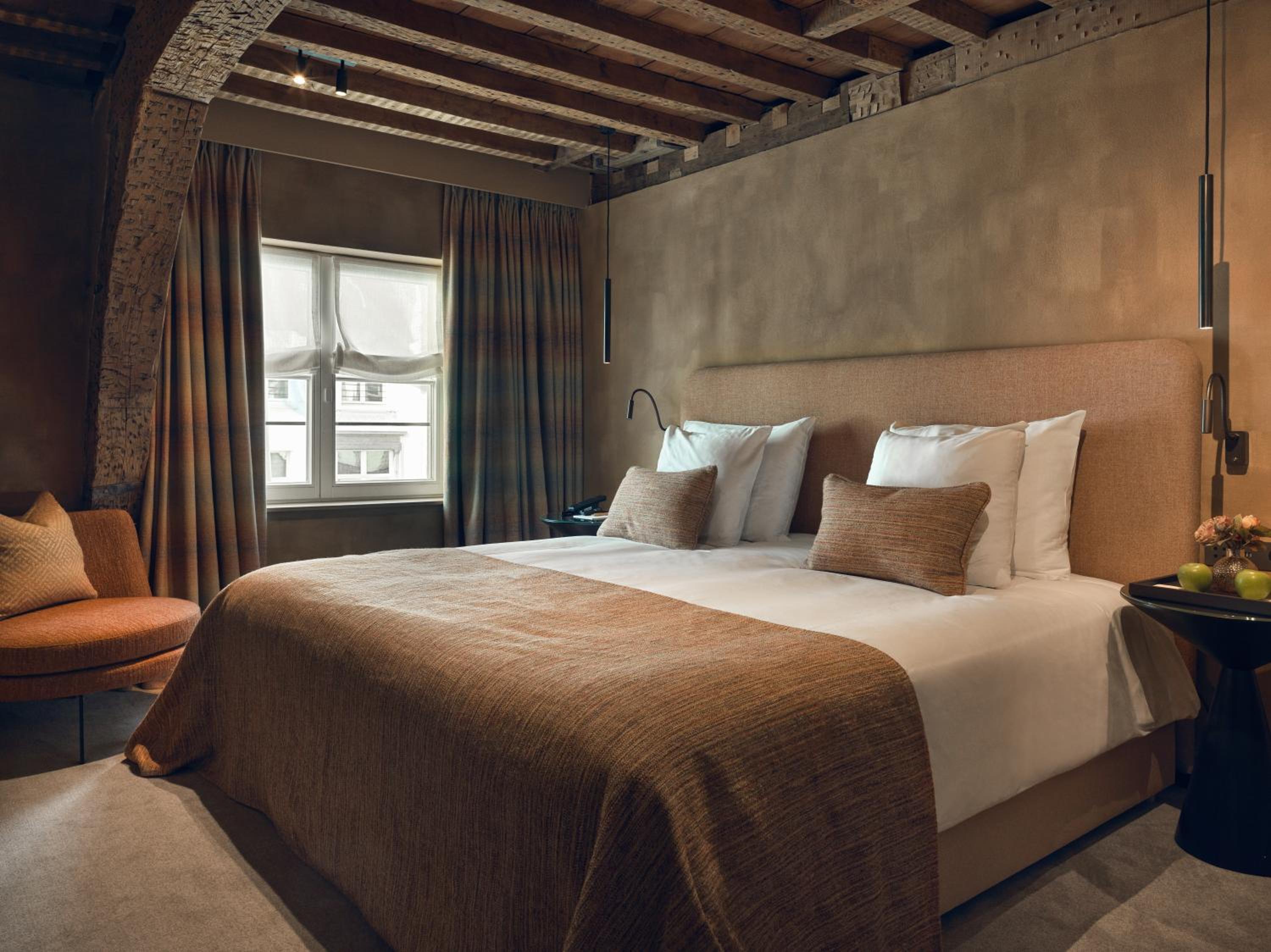 Suite - Photo 16