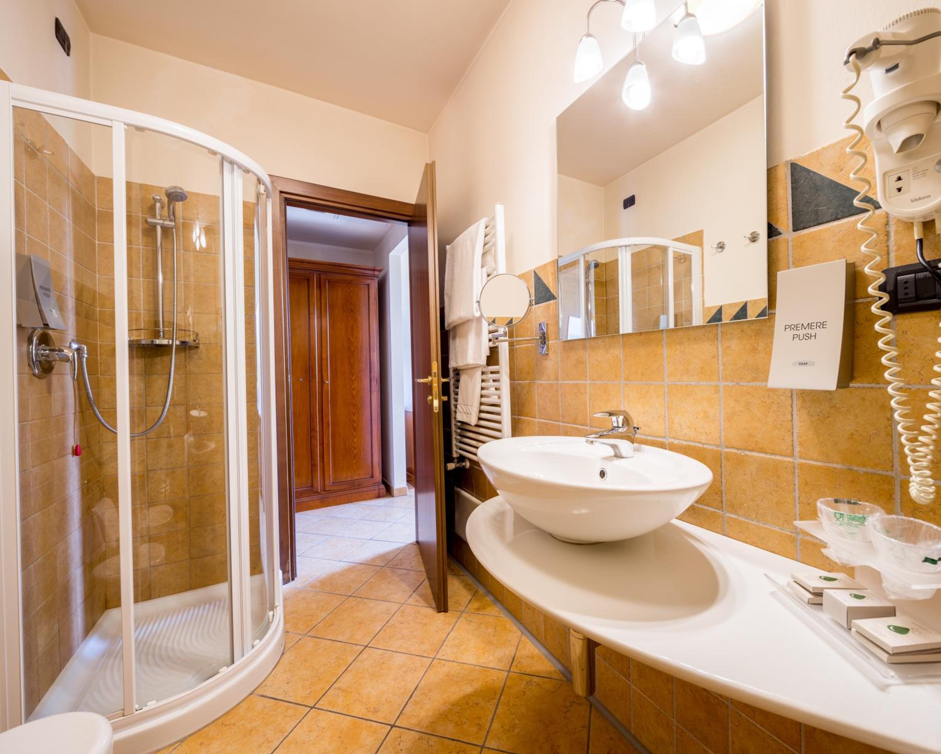 Standard King Room - Photo 13