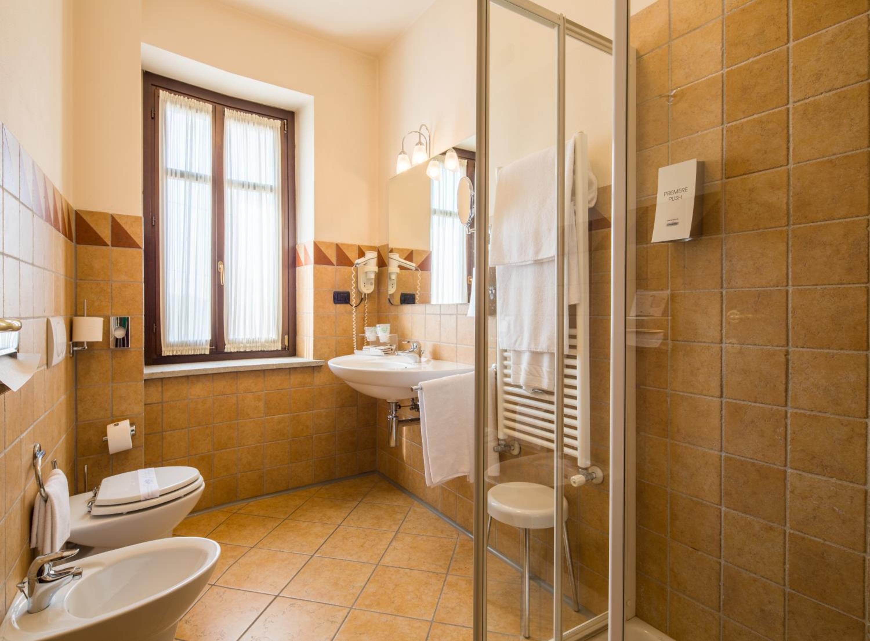 Standard King Room - Photo 10