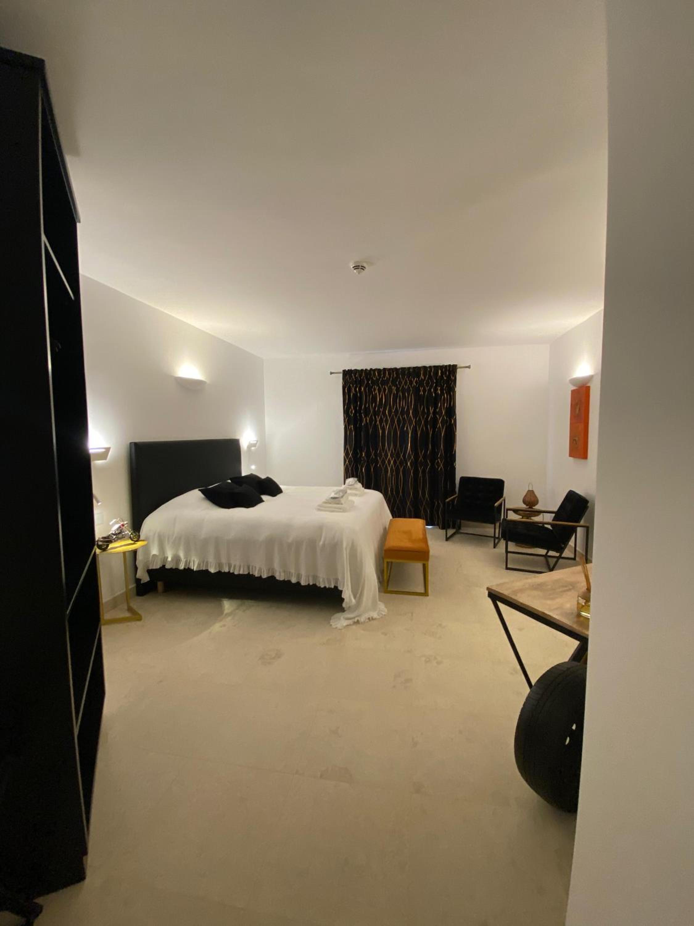 Deluxe King Room - Photo 7