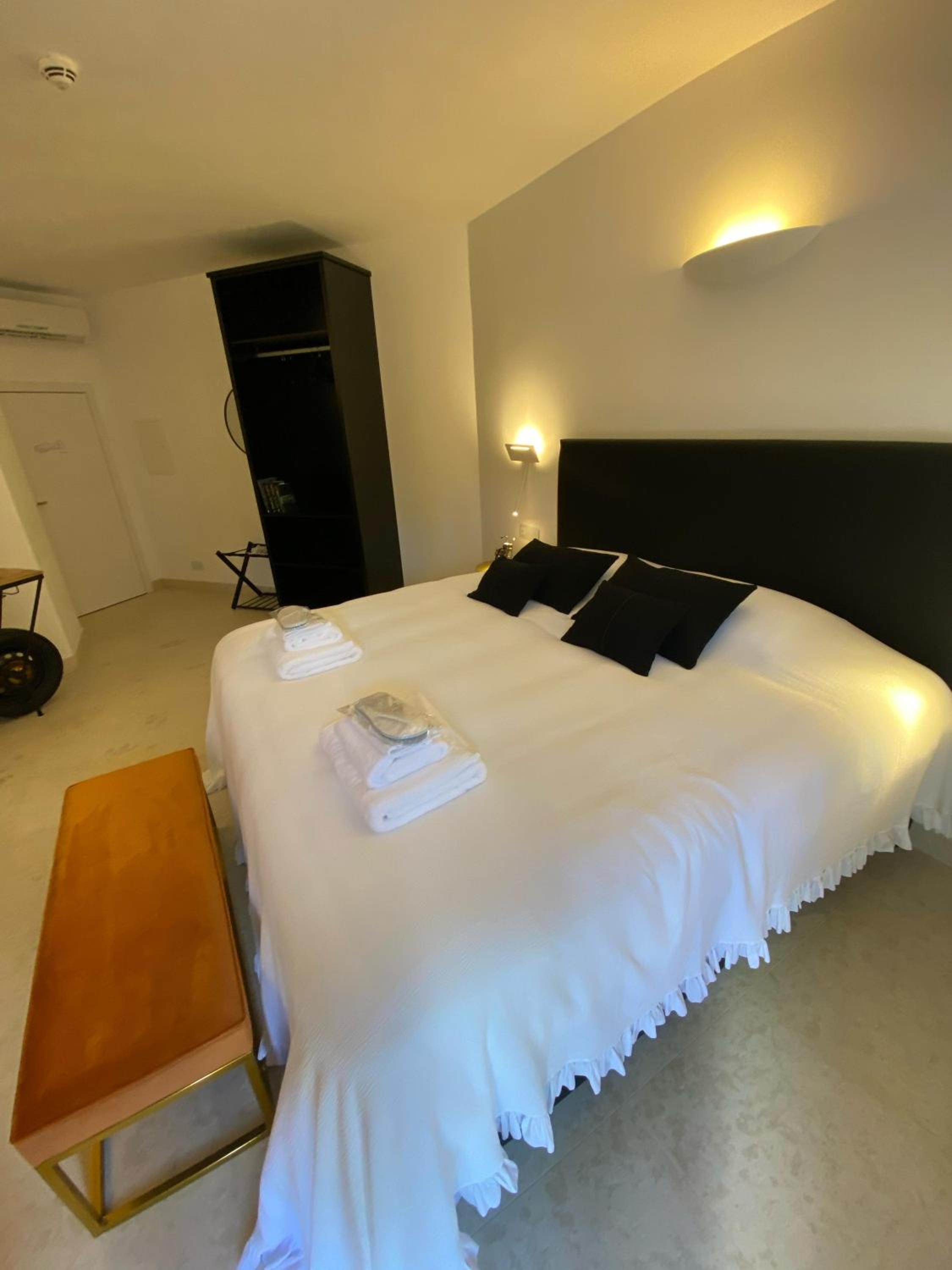 Deluxe King Room - Photo 9