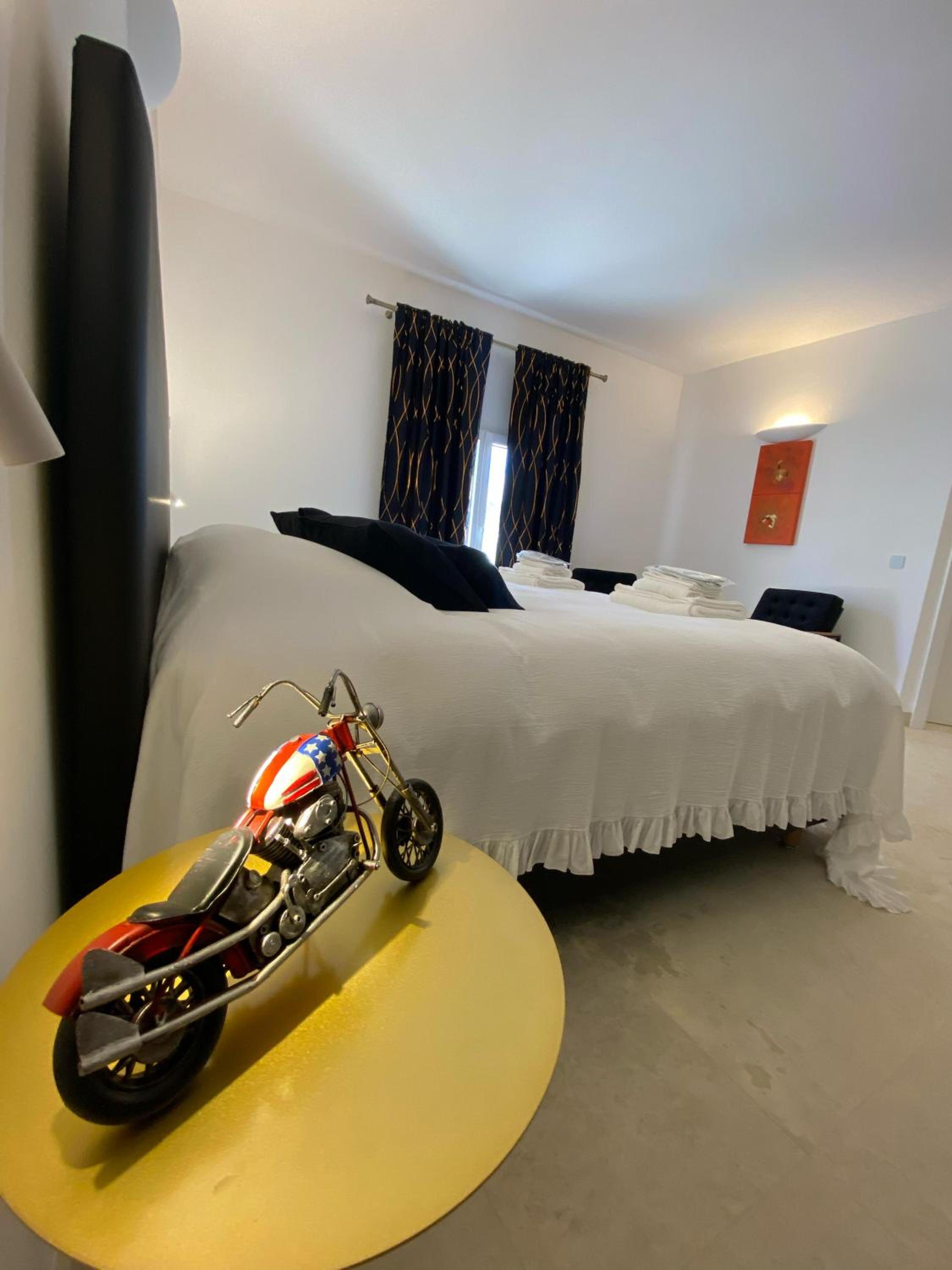 Deluxe King Room - Photo 11