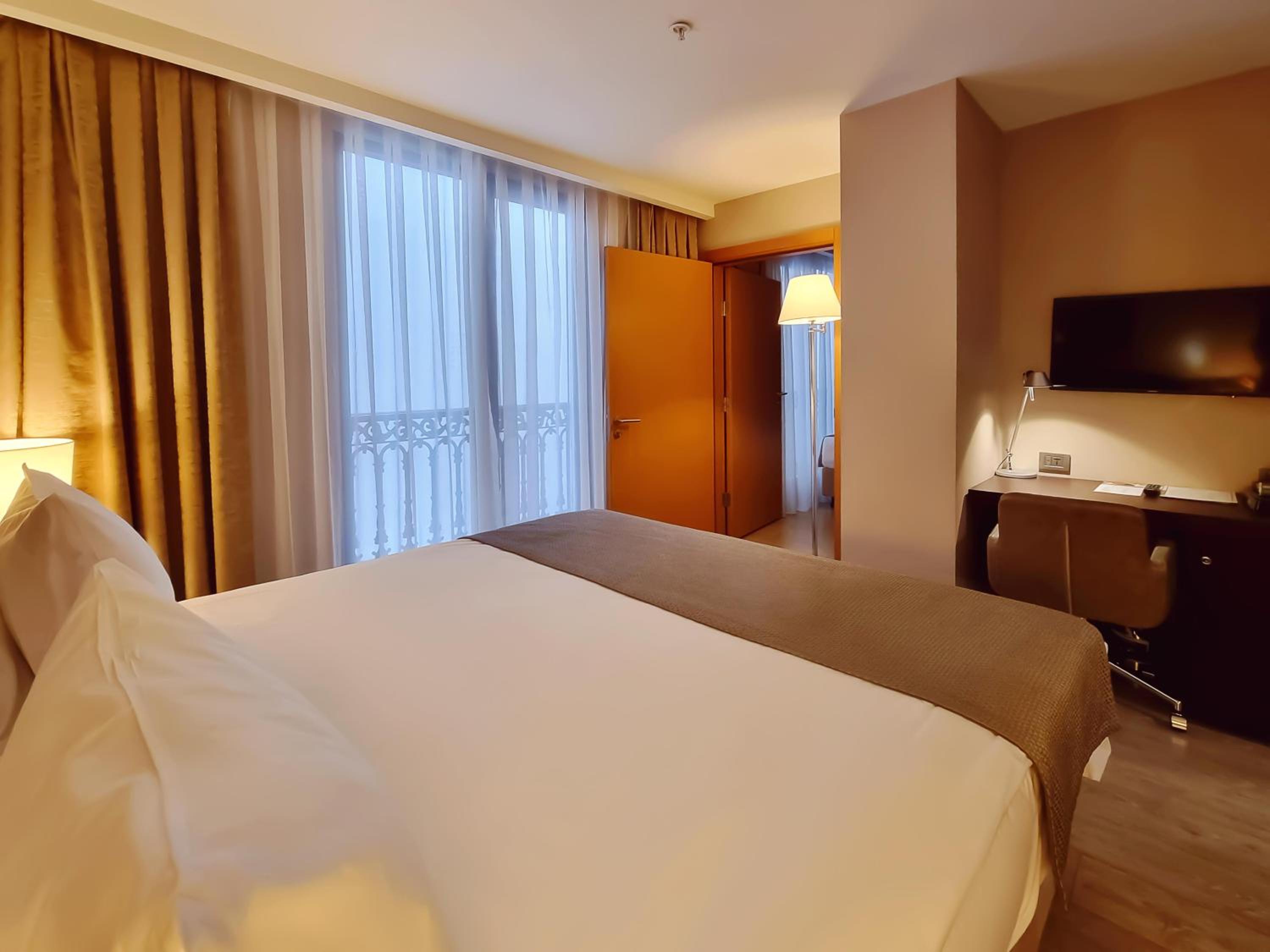 Corner Suit Room With Terrace