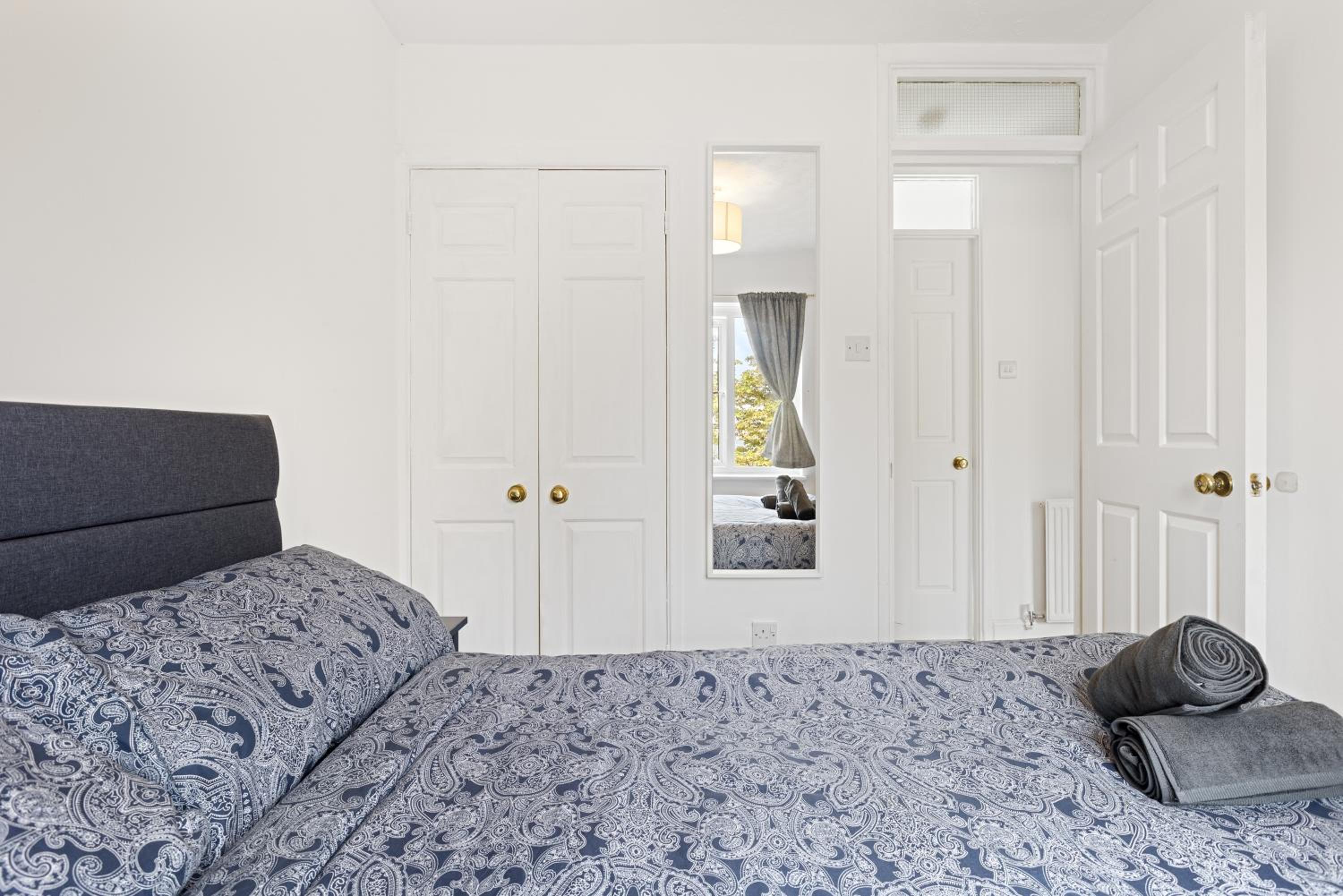 One-Bedroom Apartment photo 2
