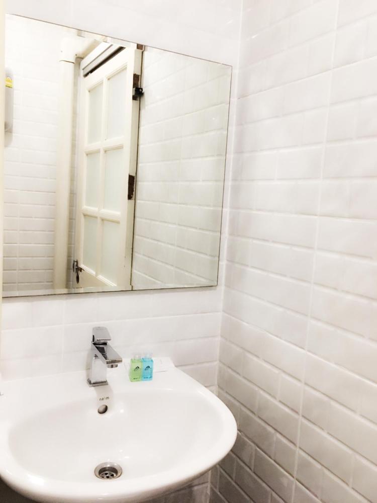 Waiting Flight Single Bedroom (Private Bathroom) photo 3