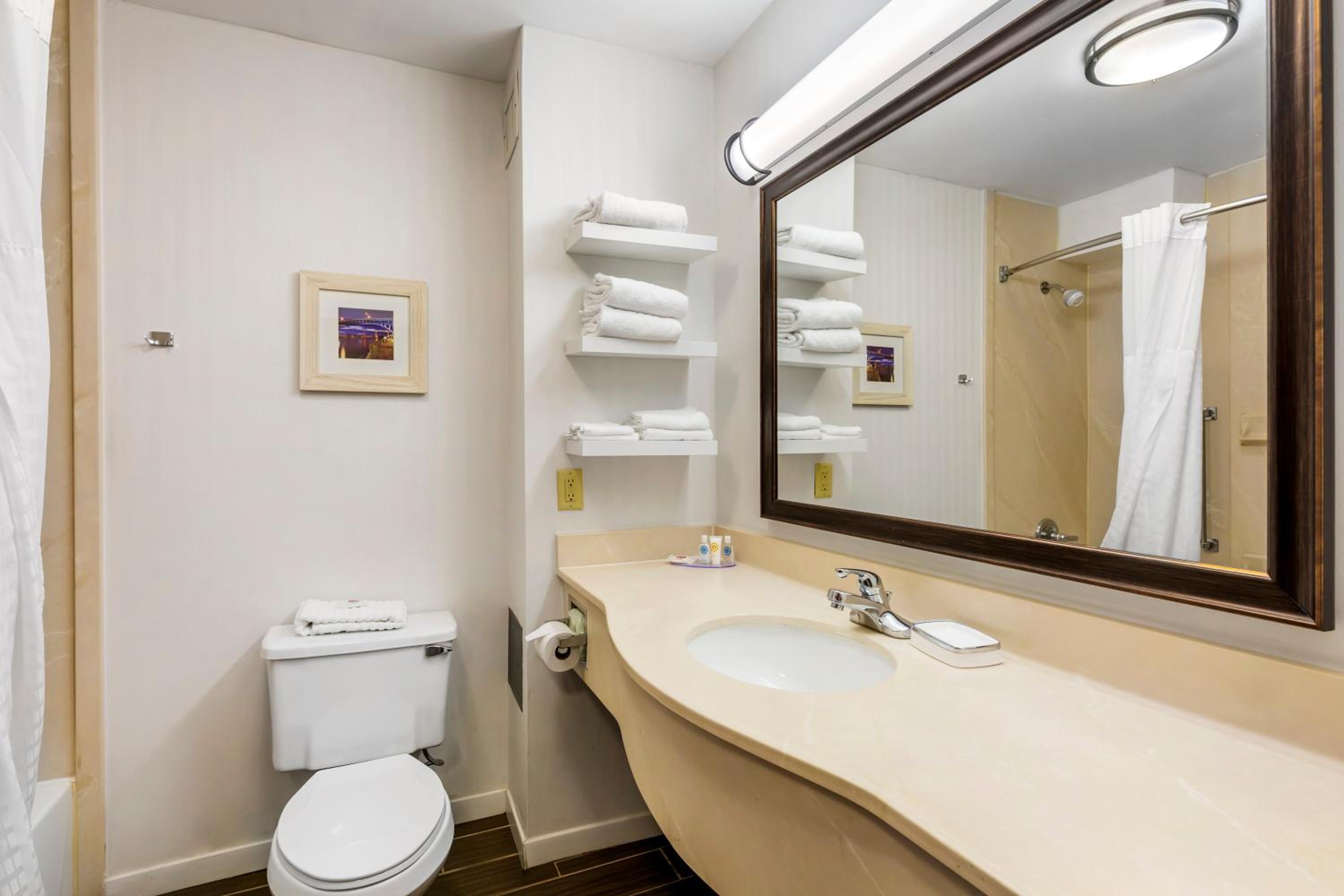 King Room - Non-Smoking - Photo 3