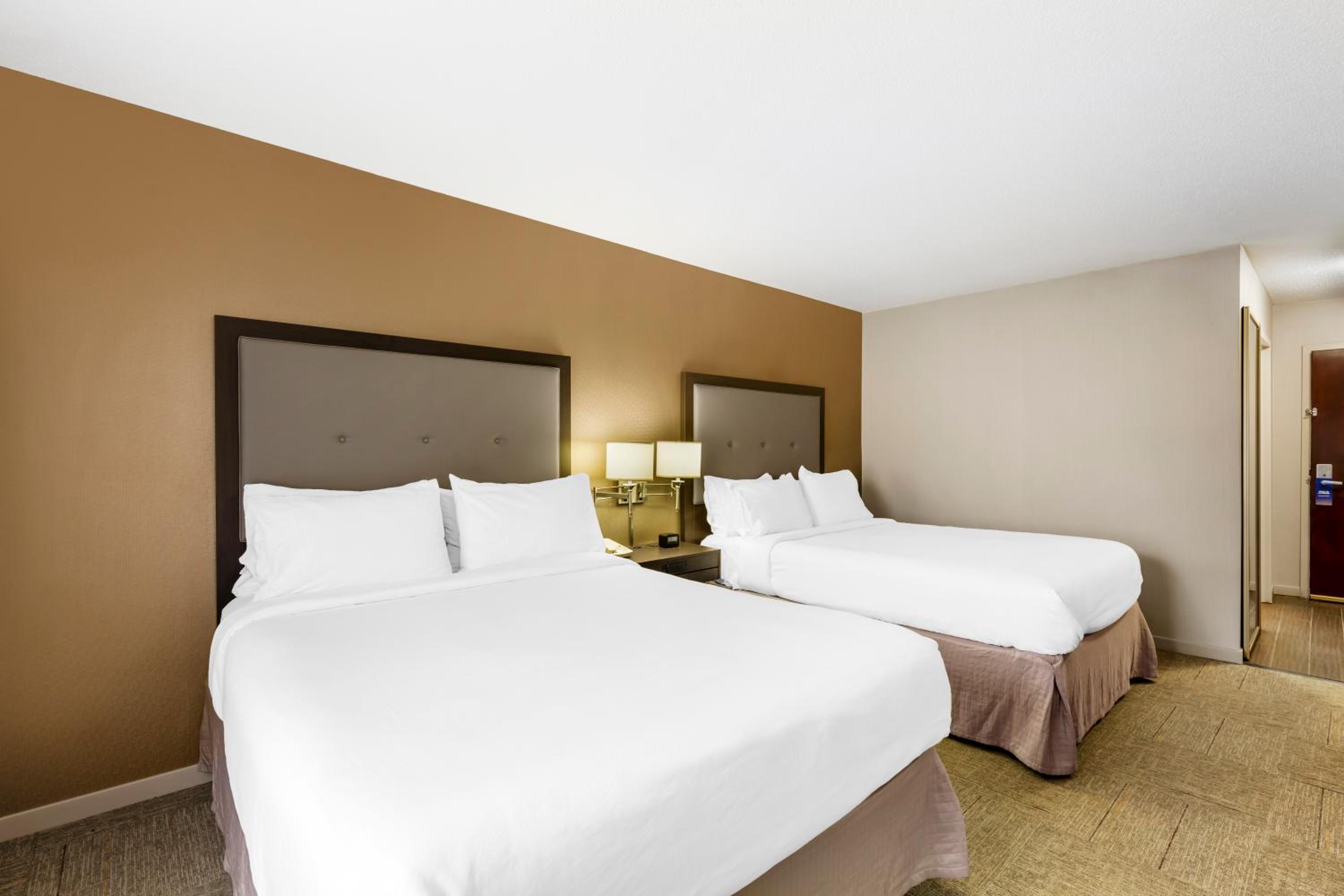 Queen Room with Two Queen Beds - Accessible/Non-Smoking  photo 2