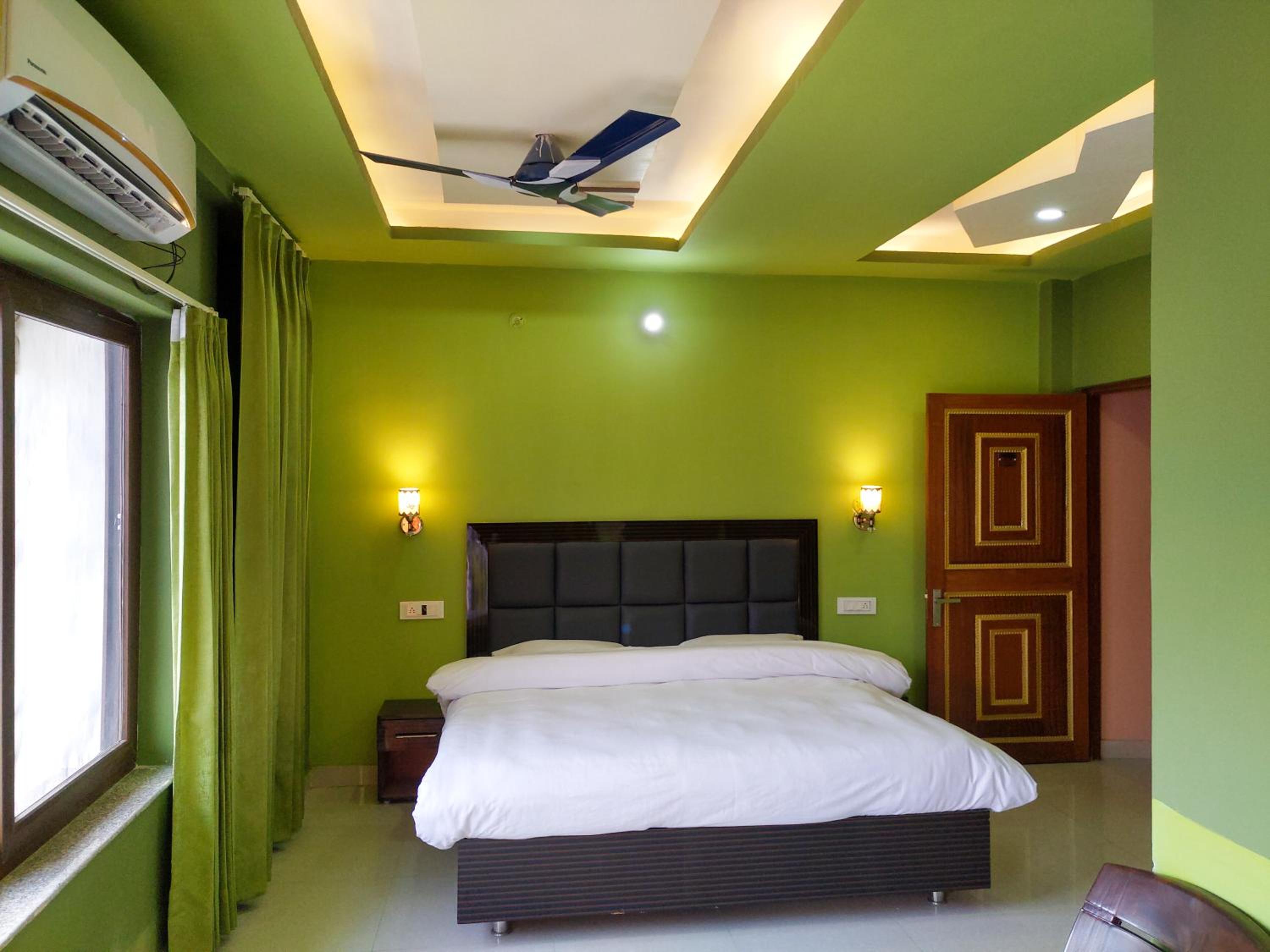 Double Room with Balcony (2 Adults + 1 Child) photo 1