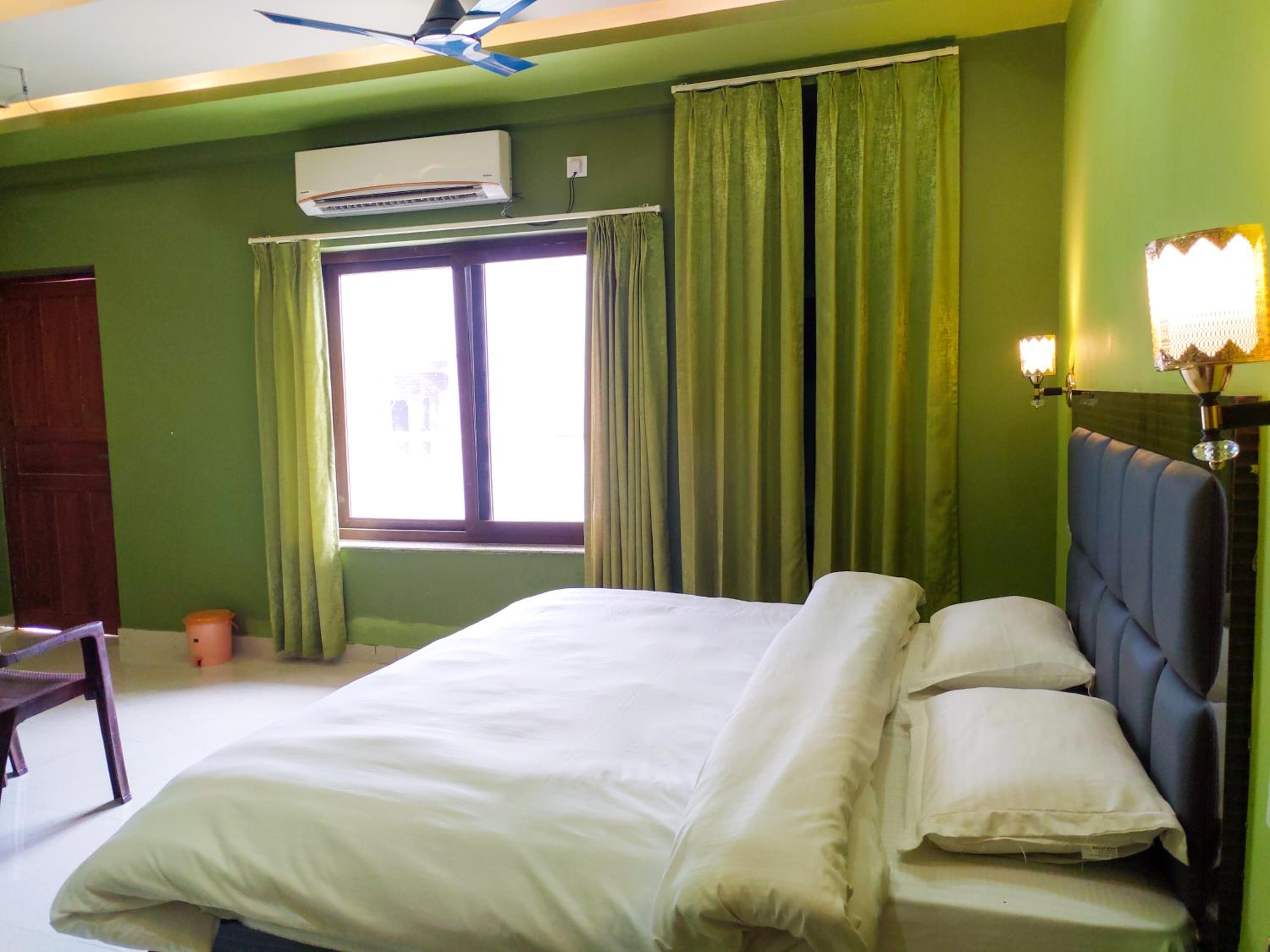 Double Room with Balcony (2 Adults + 1 Child) photo 2