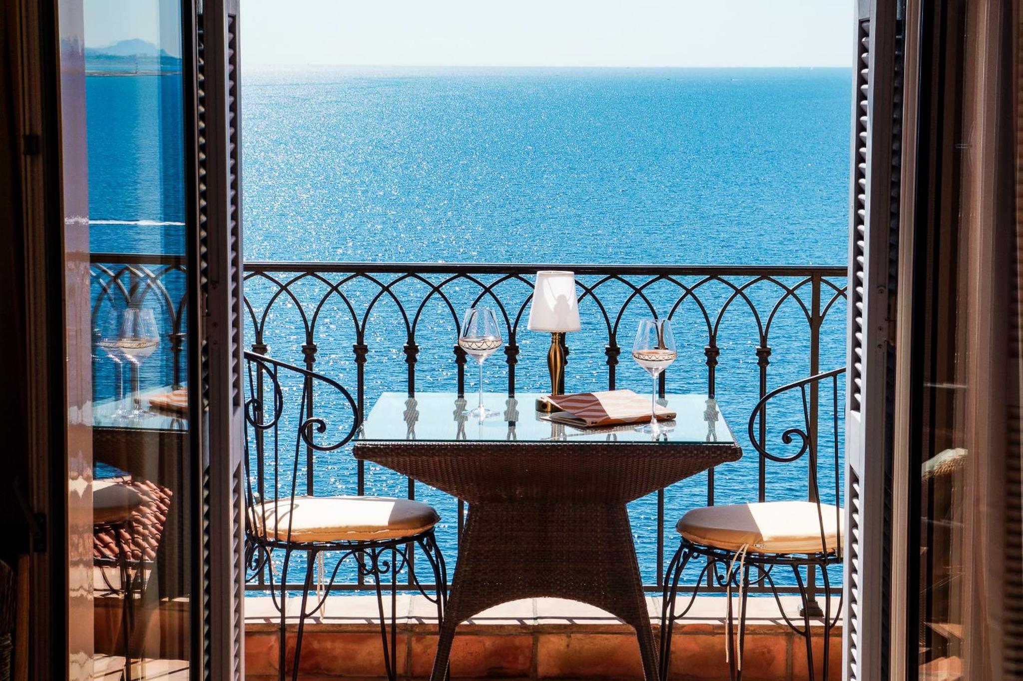 Deluxe Double Room with Full Sea View - Photo 2