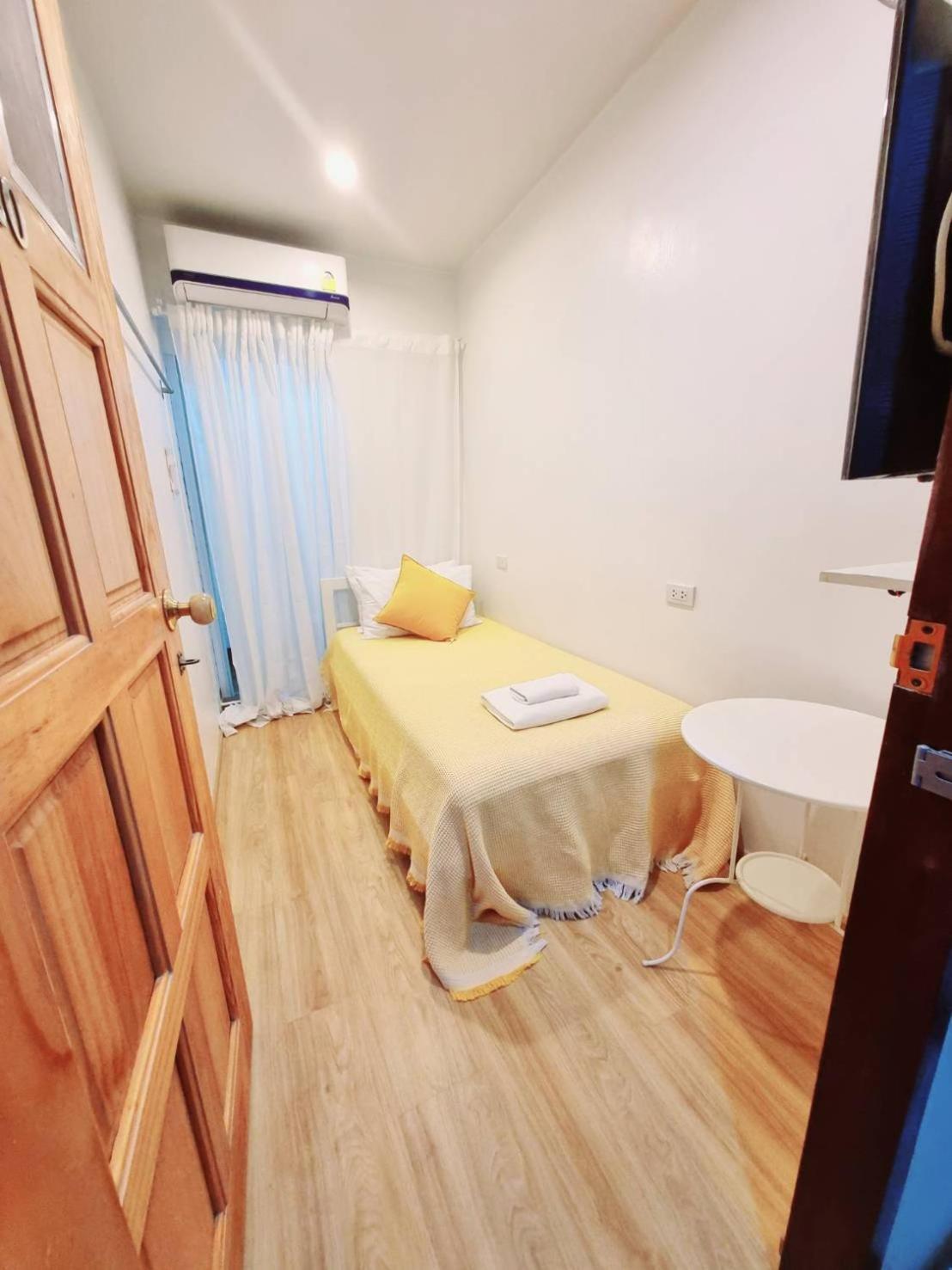 Waiting Flight Single Bedroom (Private Bathroom) photo 1