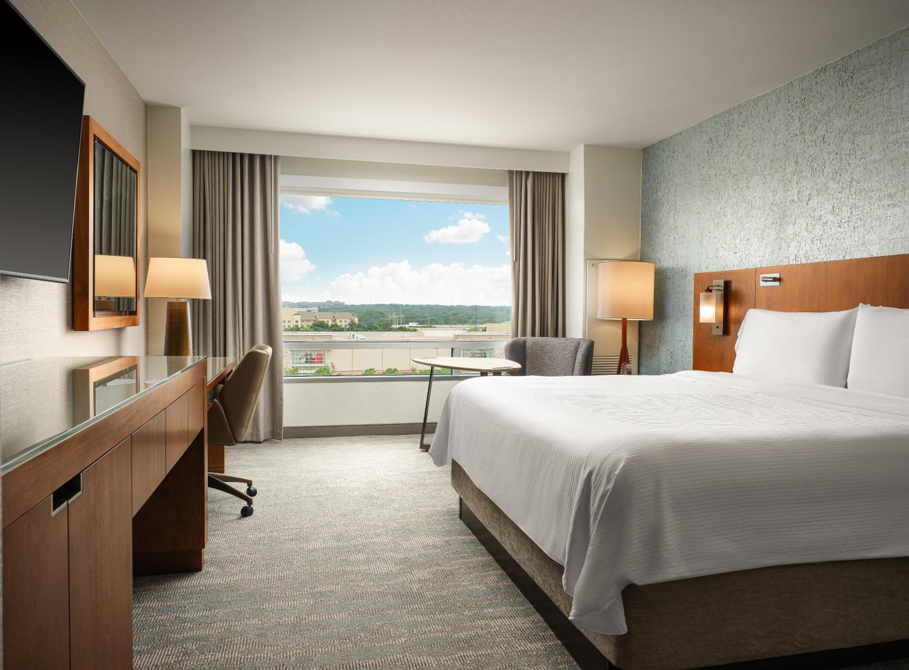 Deluxe King Room, Guest room, 1 King - Photo 4