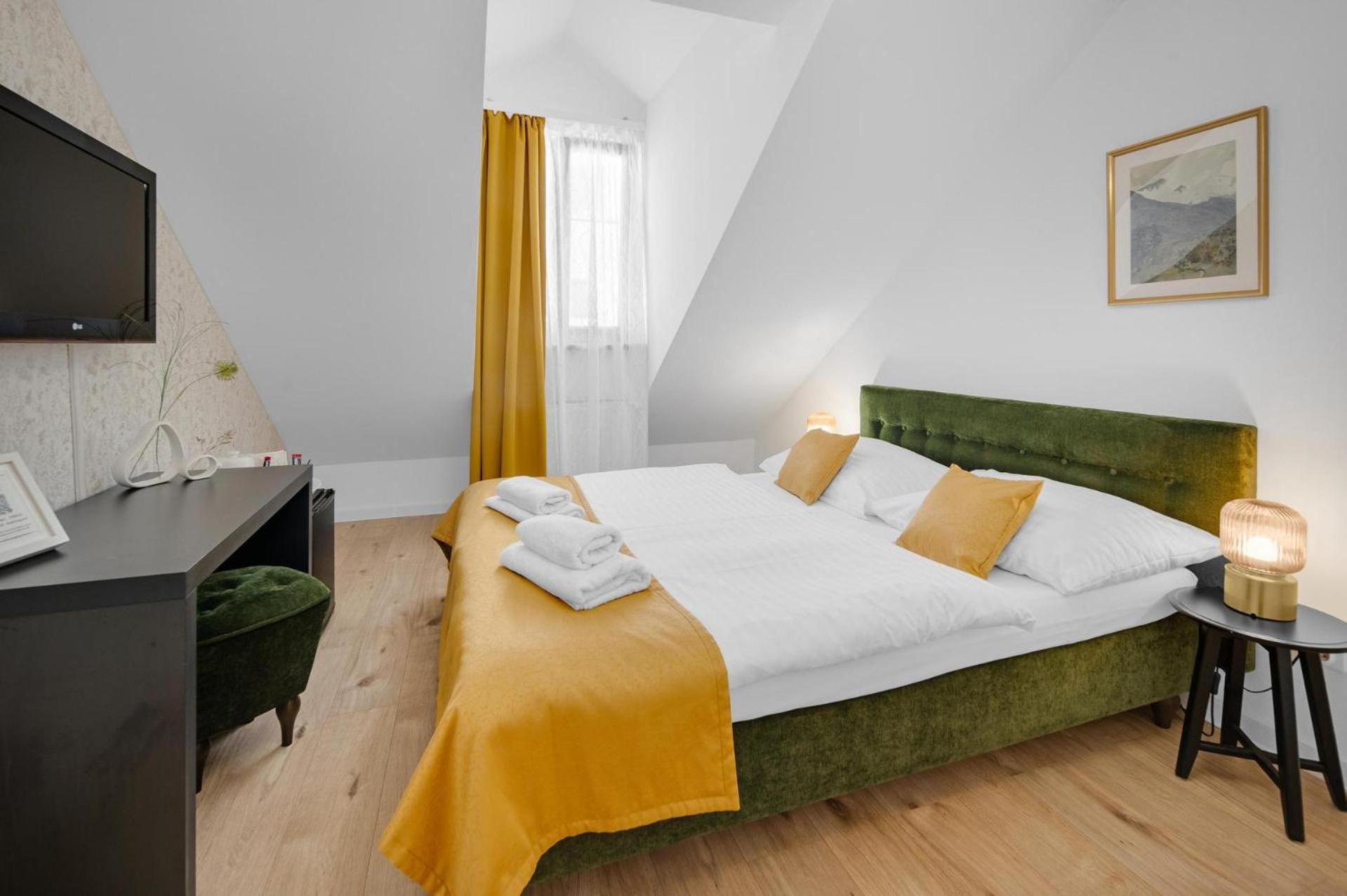 Standard Double or Twin Room - Photo 5