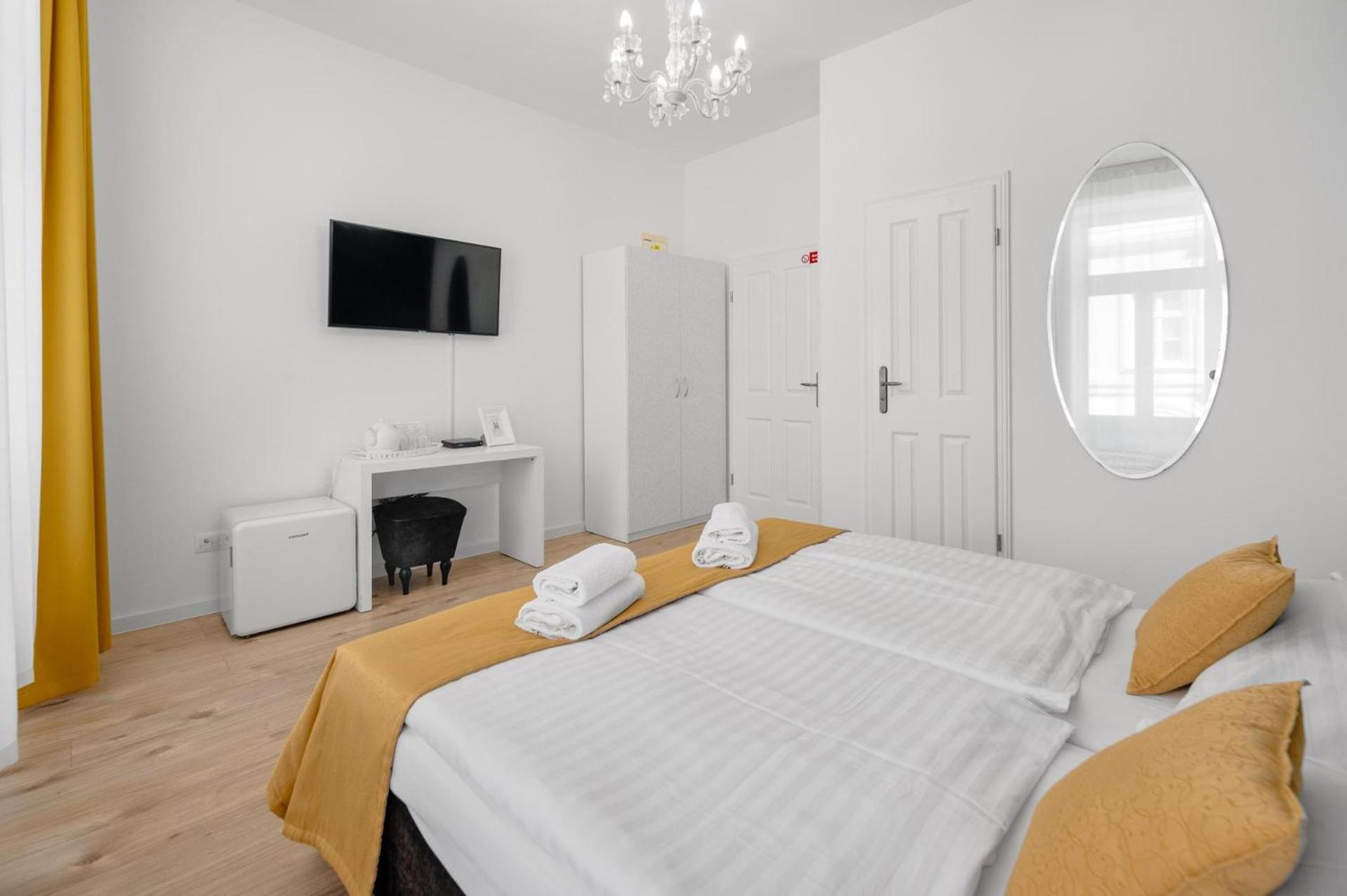 Standard Double or Twin Room - Photo 4