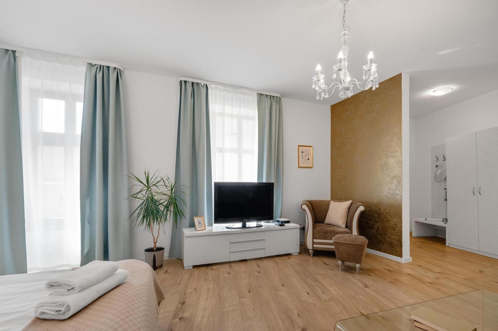 Deluxe Studio Apartment - Photo 2