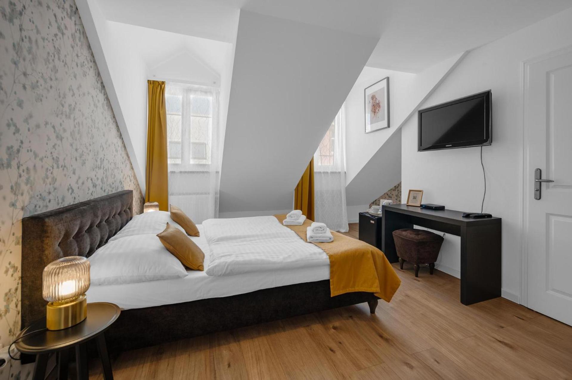 Standard Double or Twin Room - Photo 23