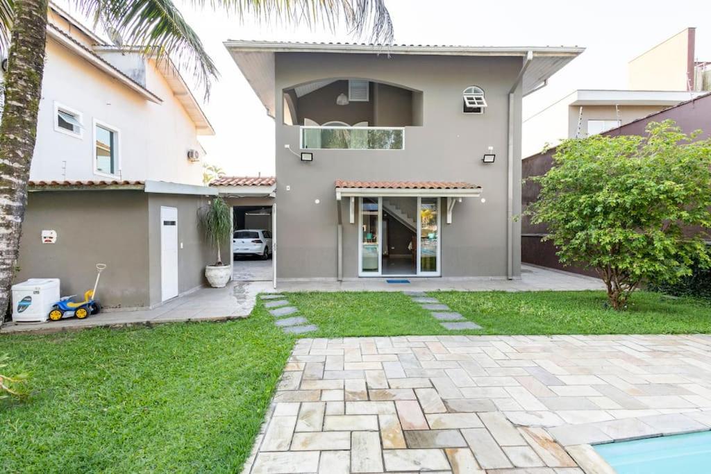 Five-Bedroom House photo 2