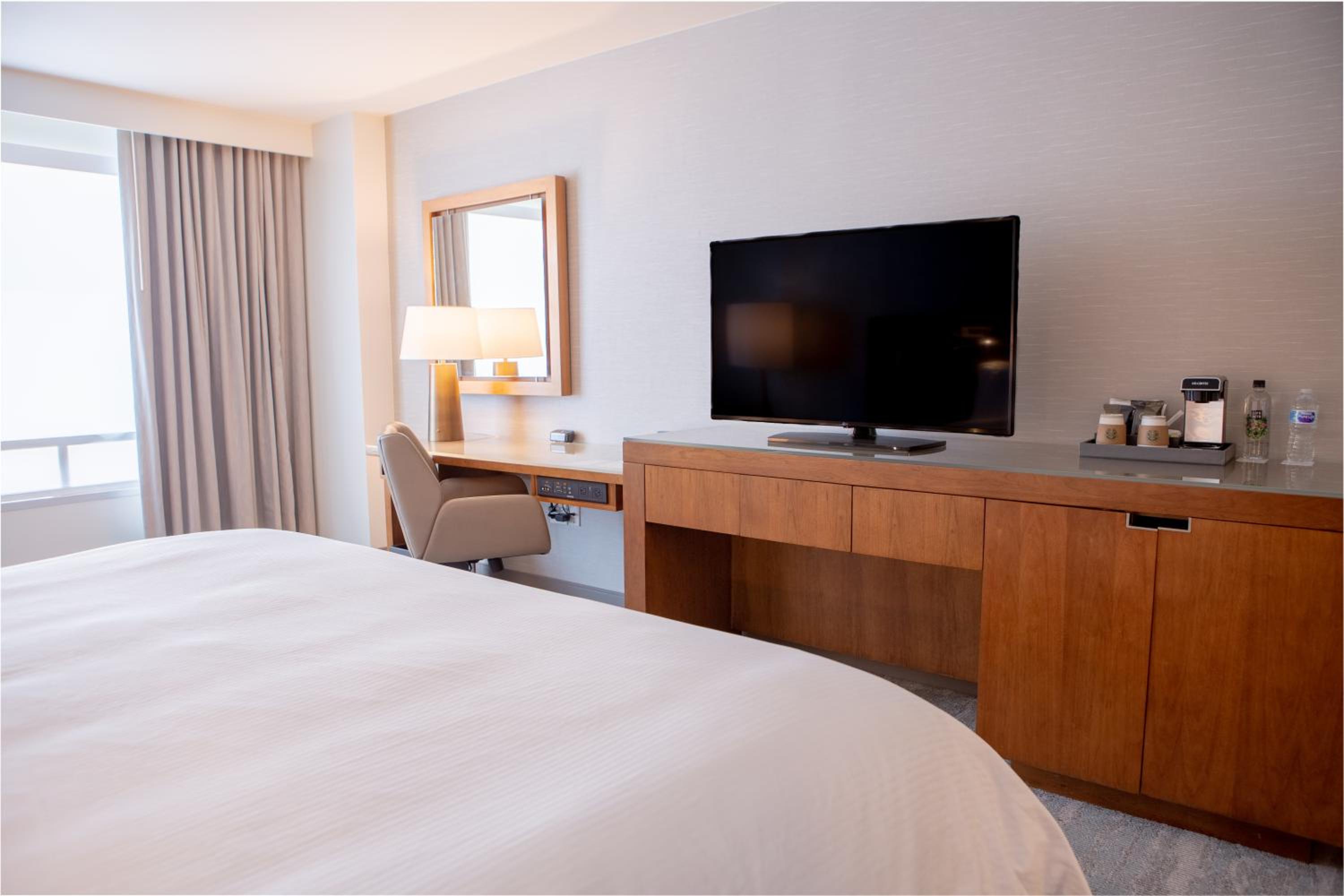 Deluxe King Room, Guest room, 1 King - Photo 2
