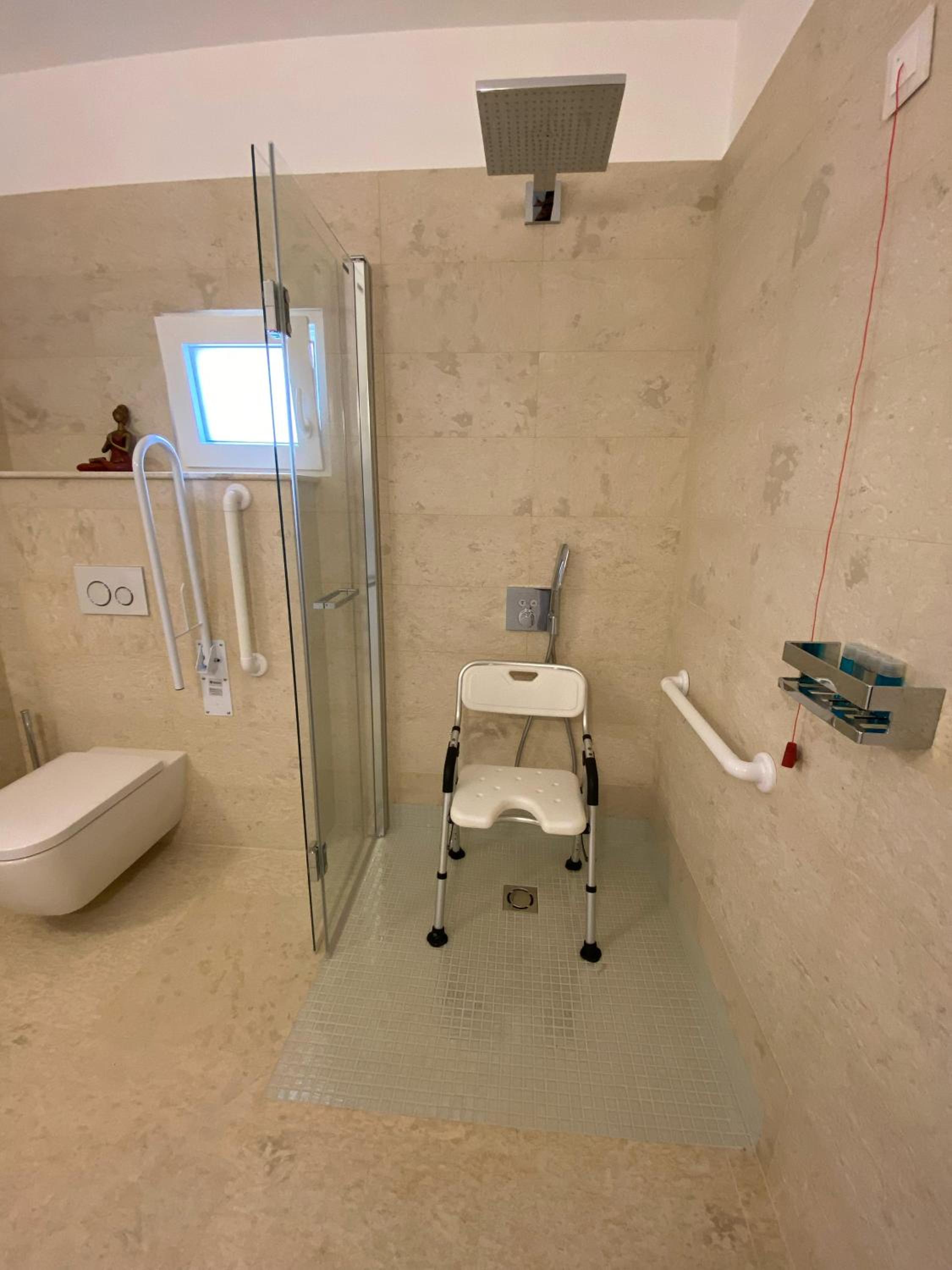 King Room - Disability Access - Photo 9