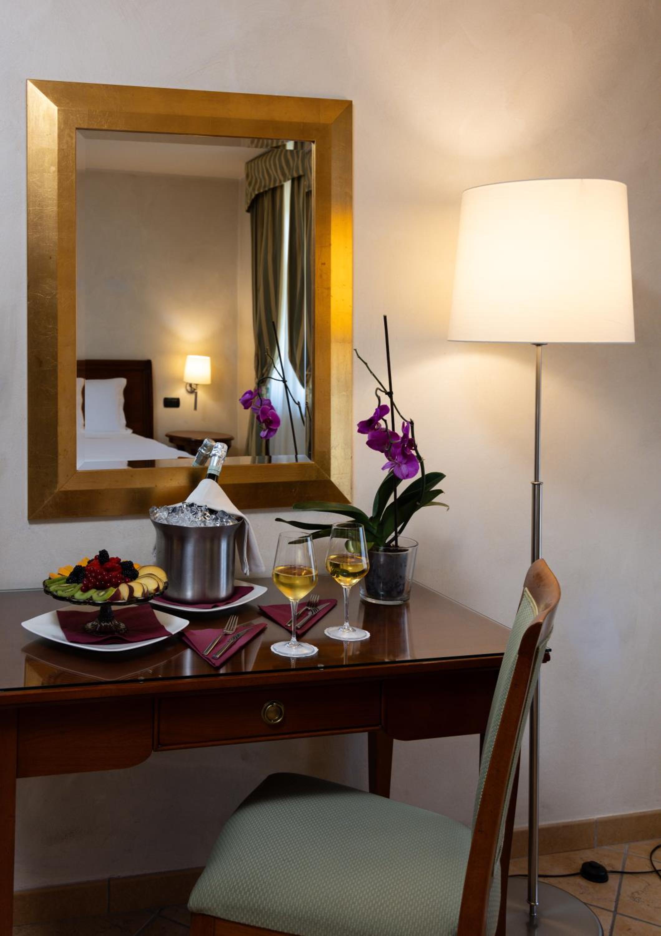 Standard King Room - Photo 7