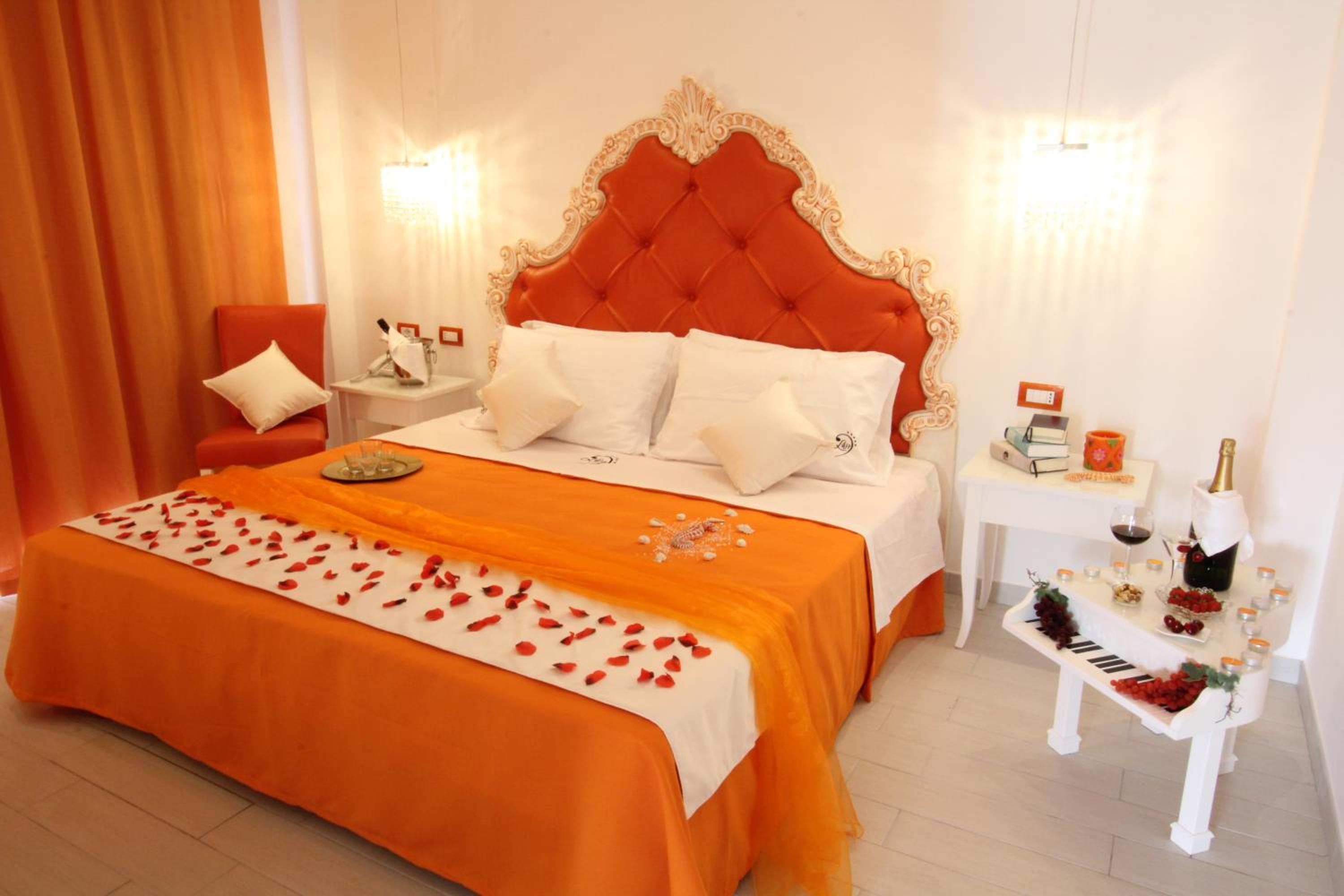 Deluxe Suite with Spa Bath - Photo 28