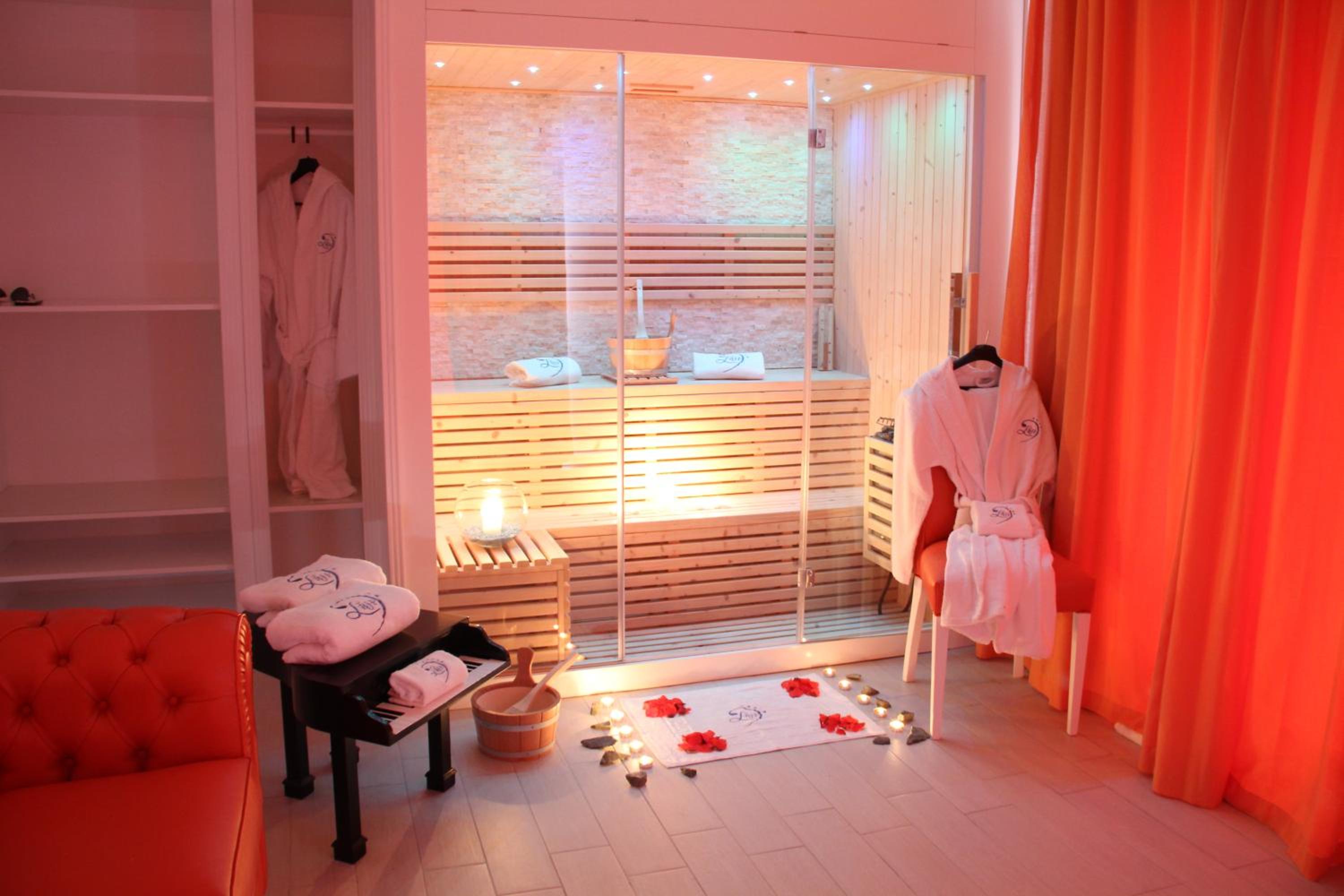 Deluxe Suite with Spa Bath - Photo 21