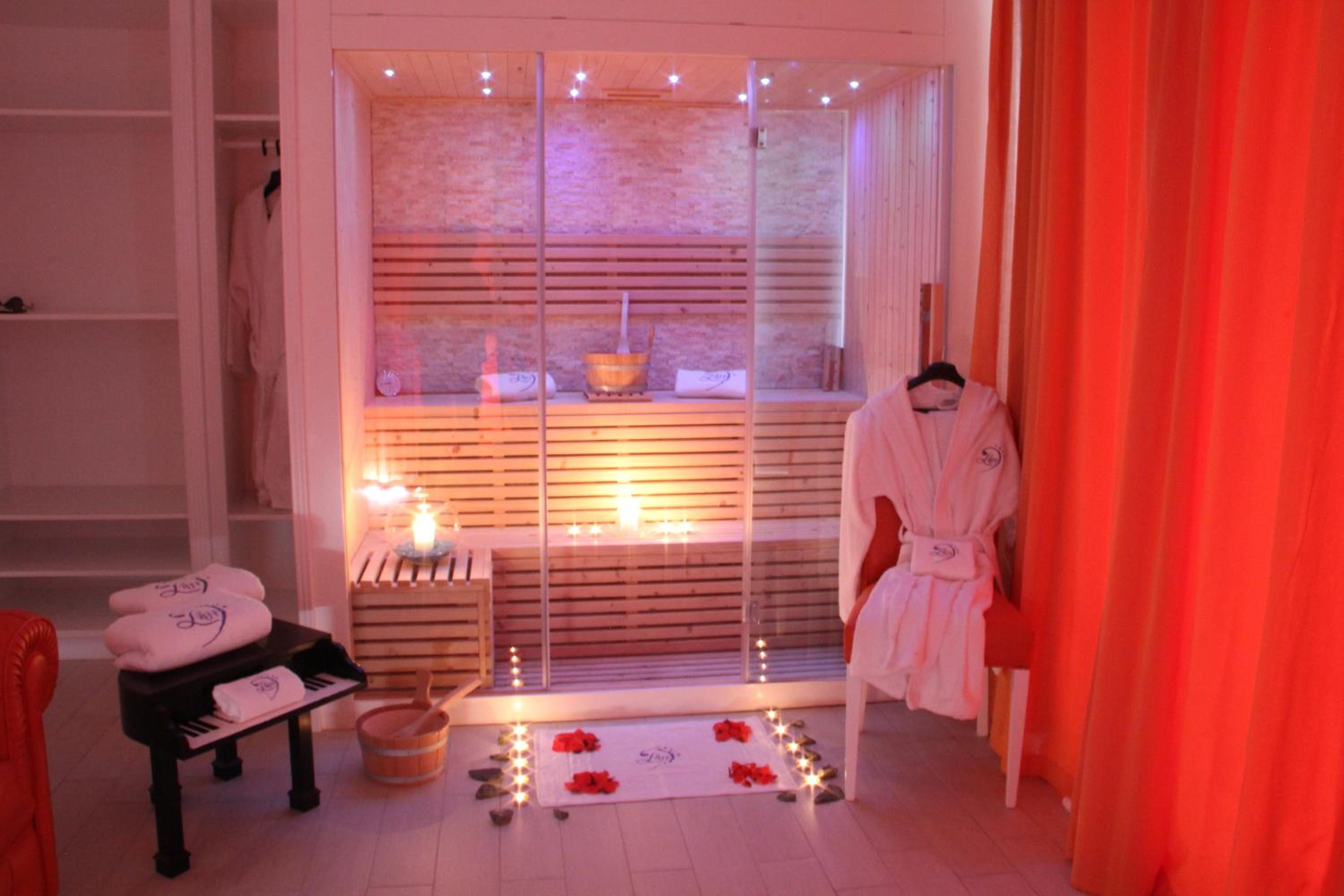 Deluxe Suite with Spa Bath - Photo 13
