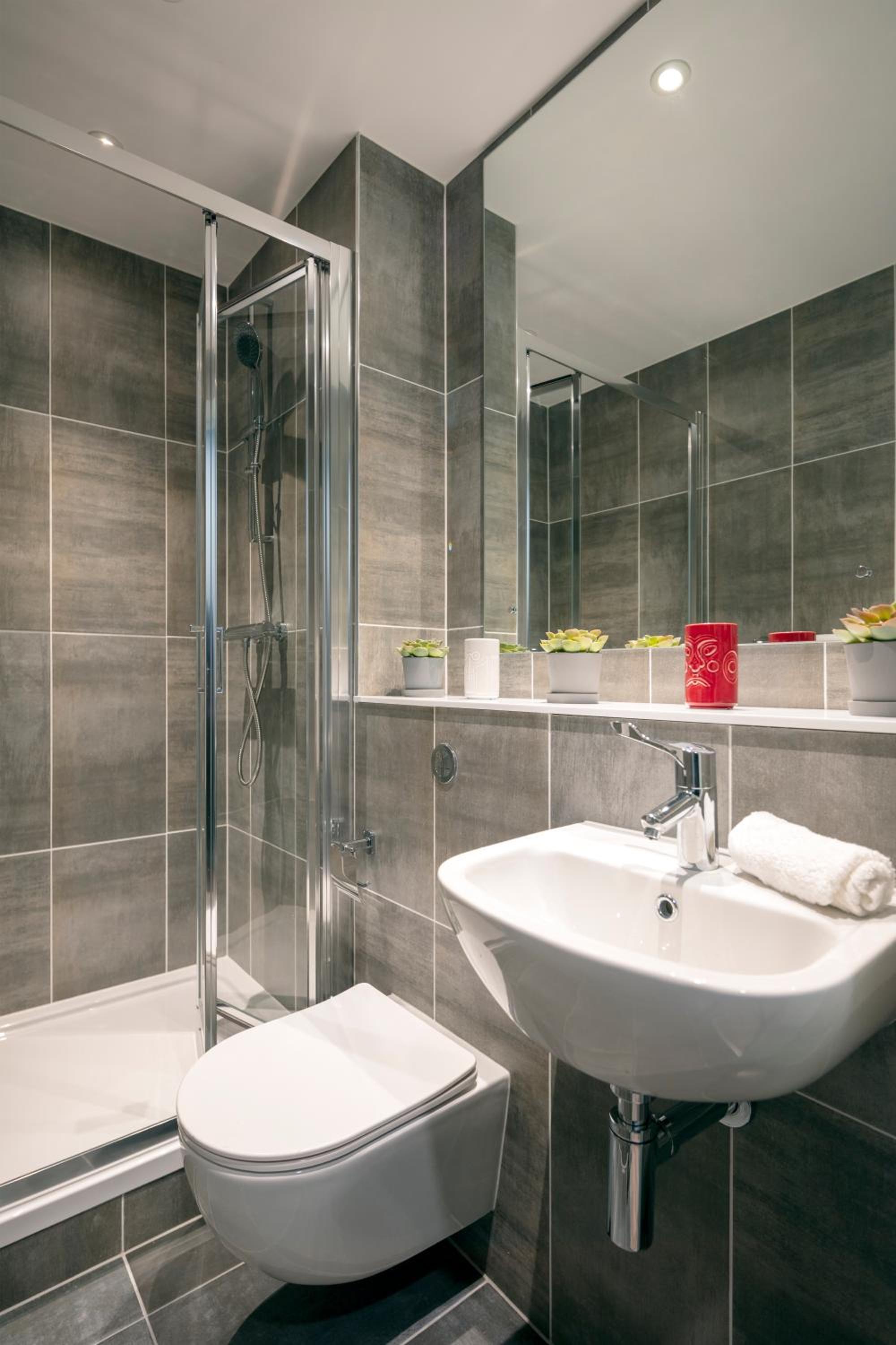 Four-Bed Apartment - Photo 3