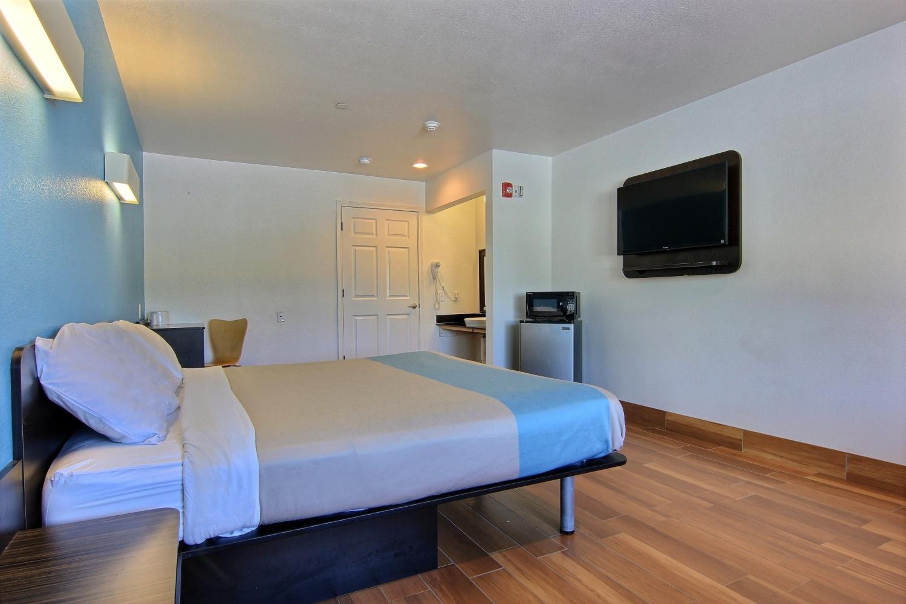 King Room with Roll-In Shower - Disability Access photo 3