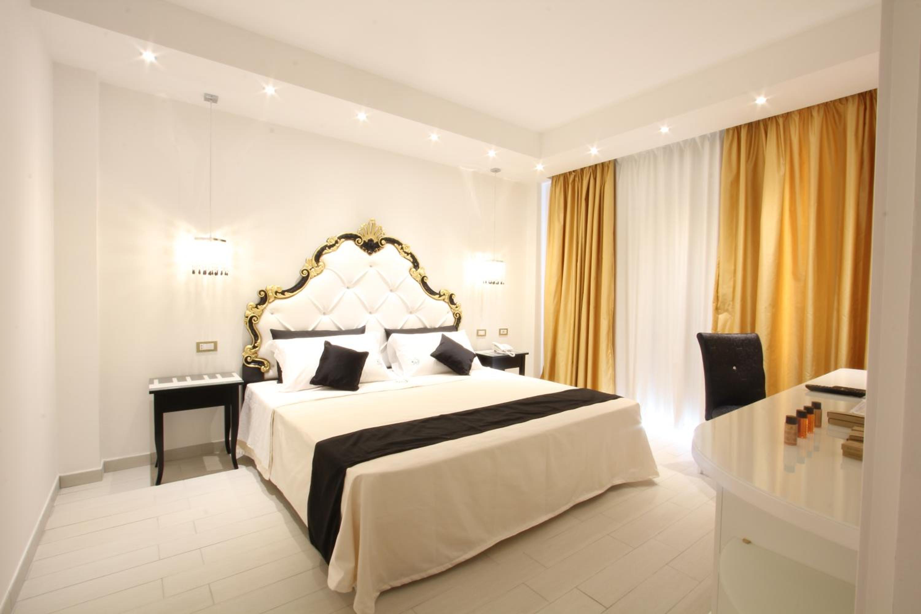 Deluxe Suite with Spa Bath - Photo 15