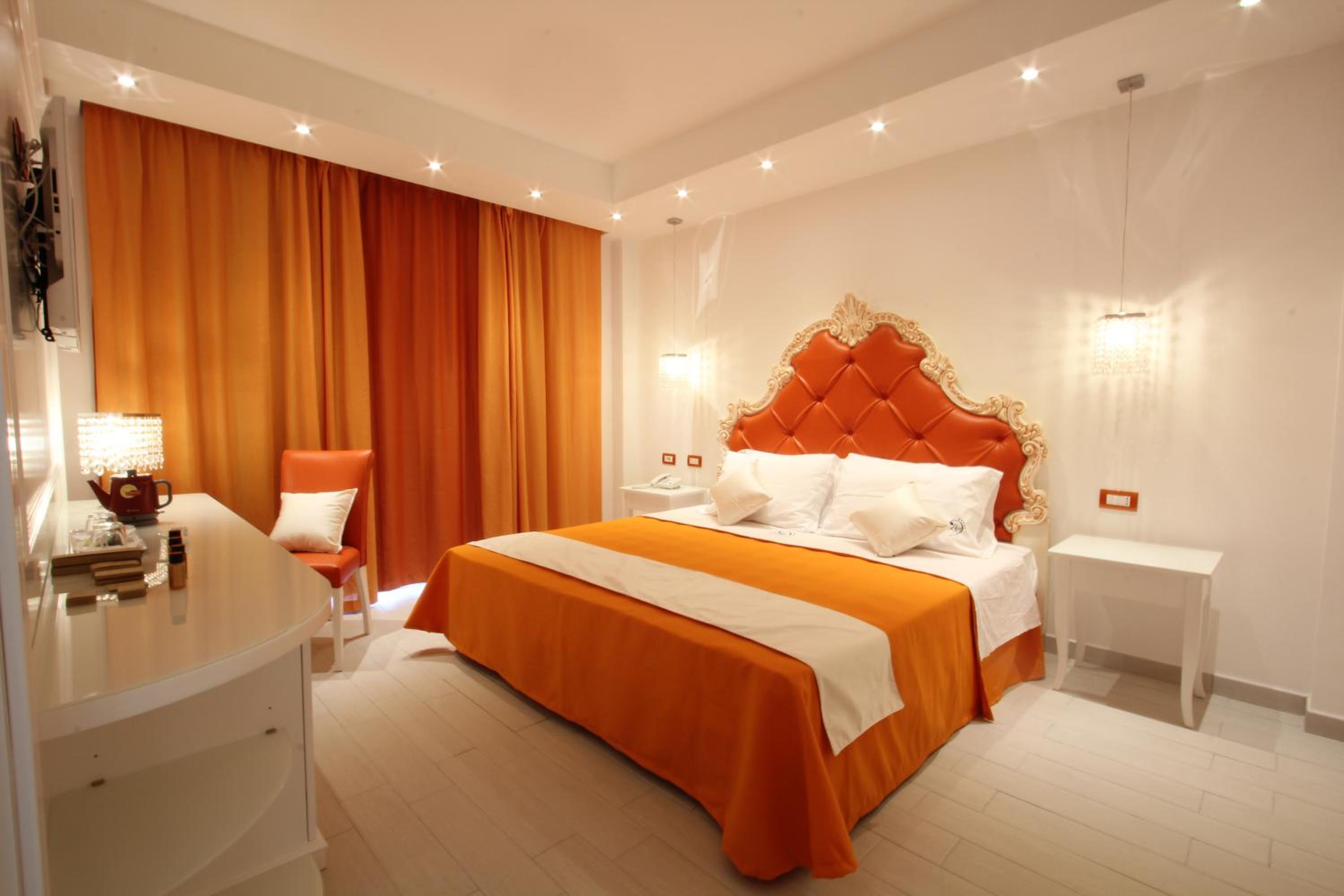 Deluxe Suite with Spa Bath - Photo 38
