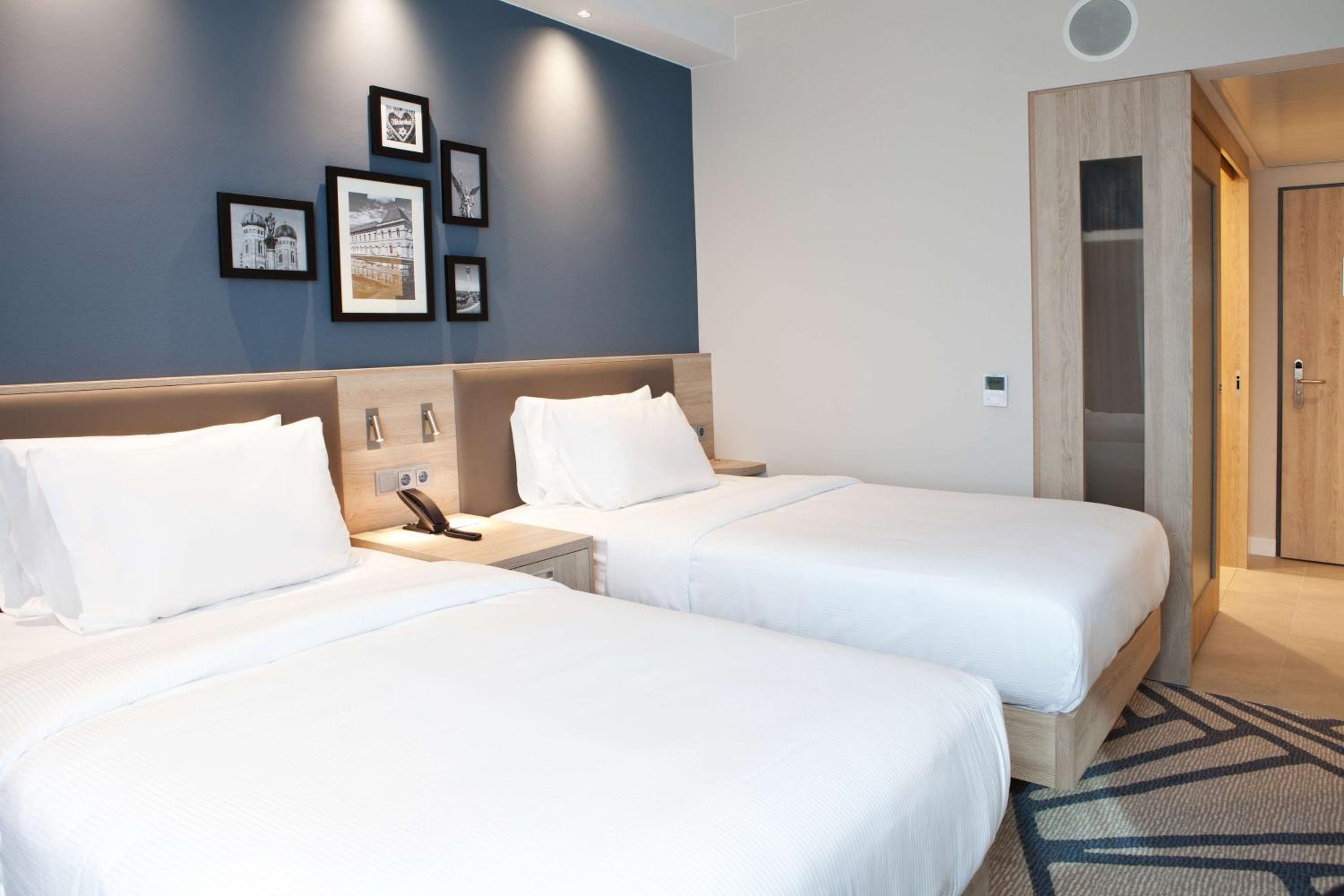 Twin Room - Photo 2