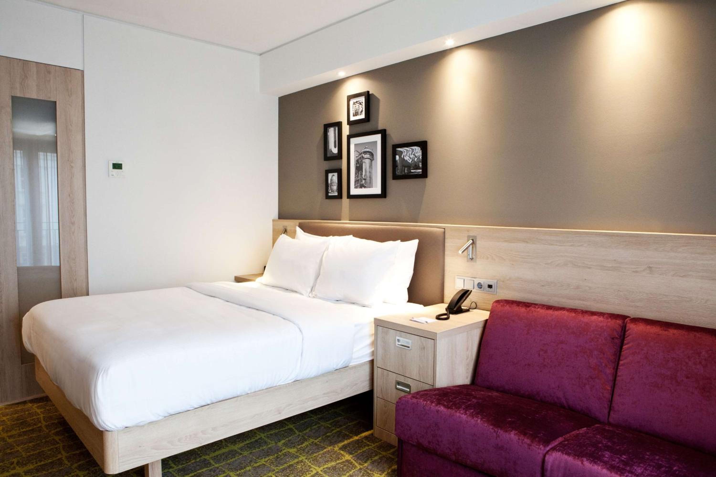 Queen Room with Sofa Bed - Photo 1