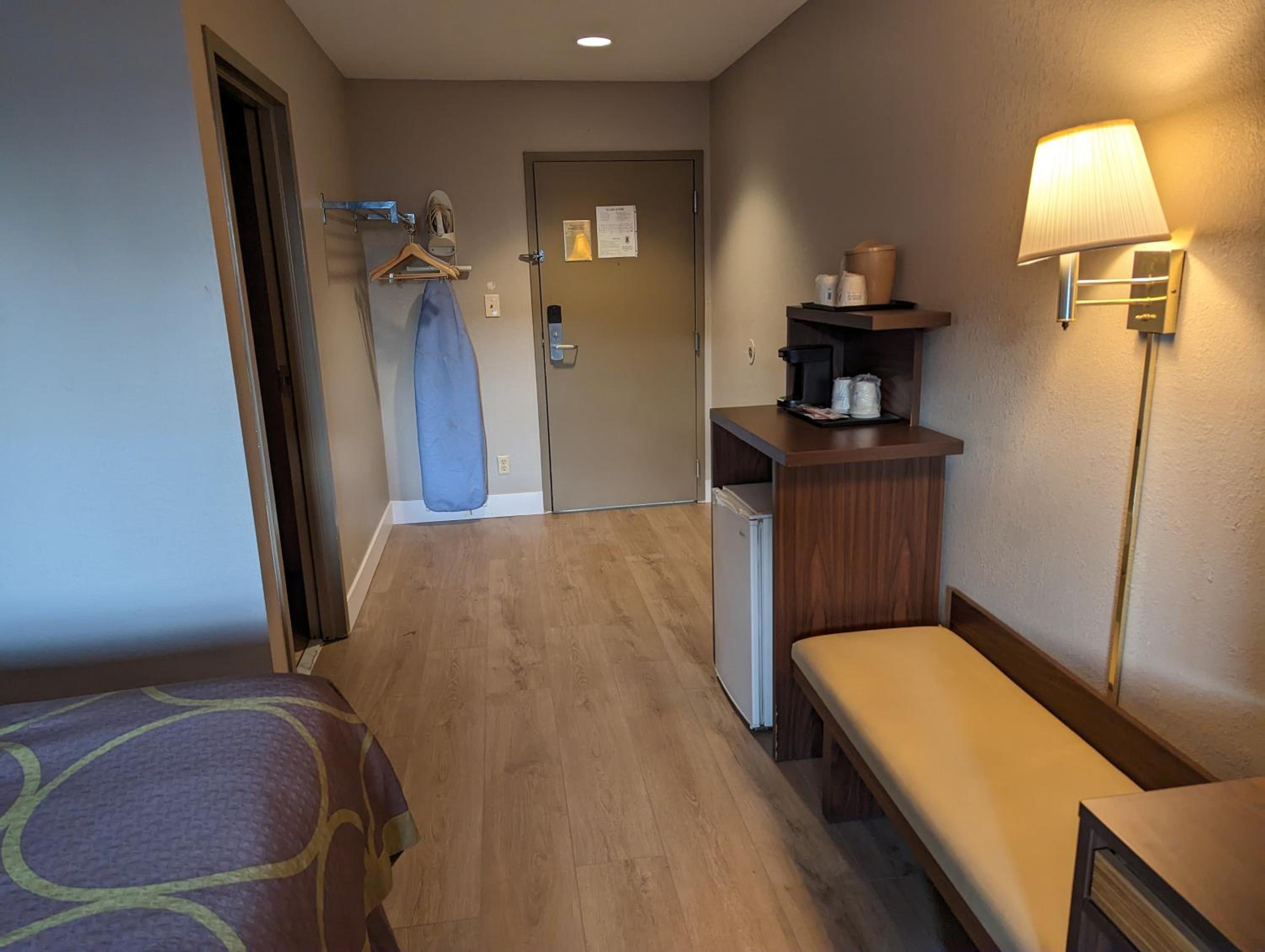 King Room - Non-Smoking - Photo 5