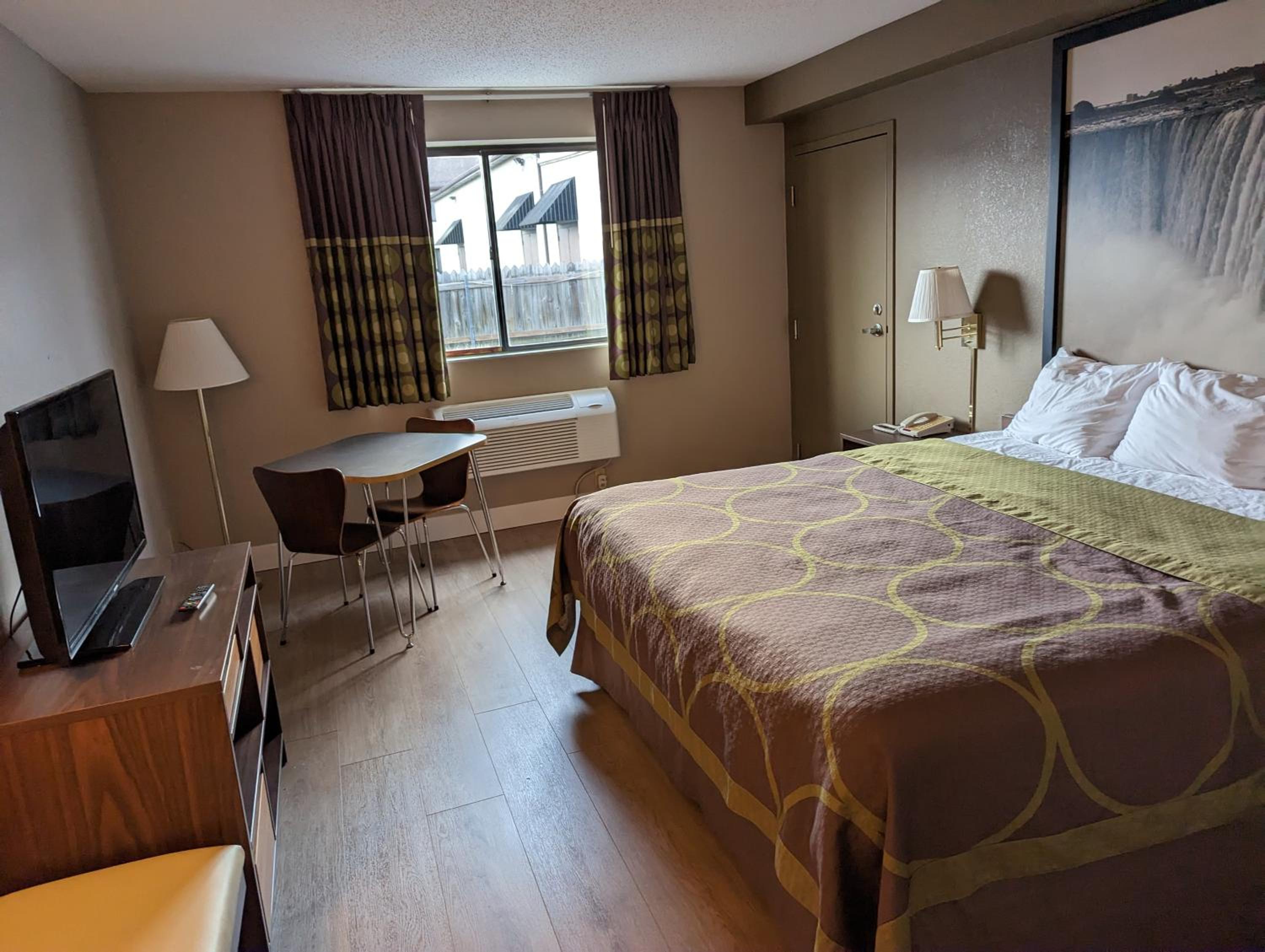 King Room - Non-Smoking - Photo 1