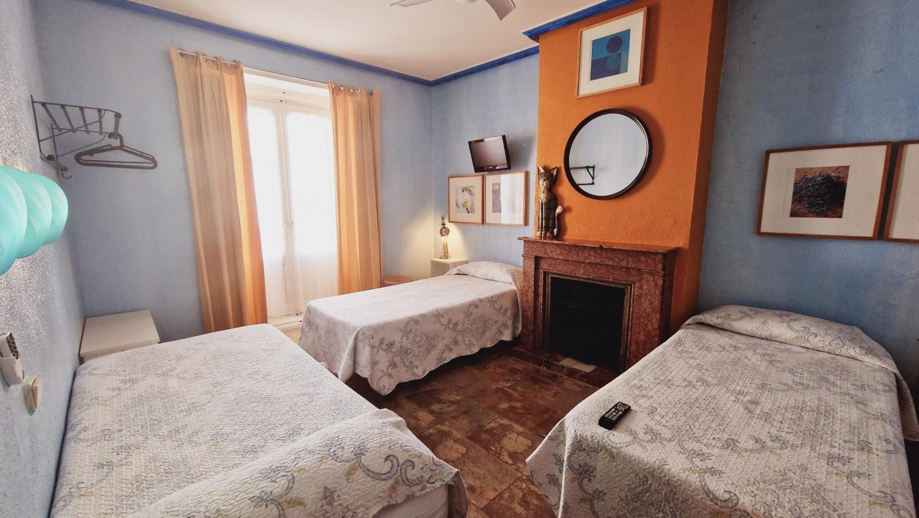 Habitación Doble con Cama Extra y Baño Compartido