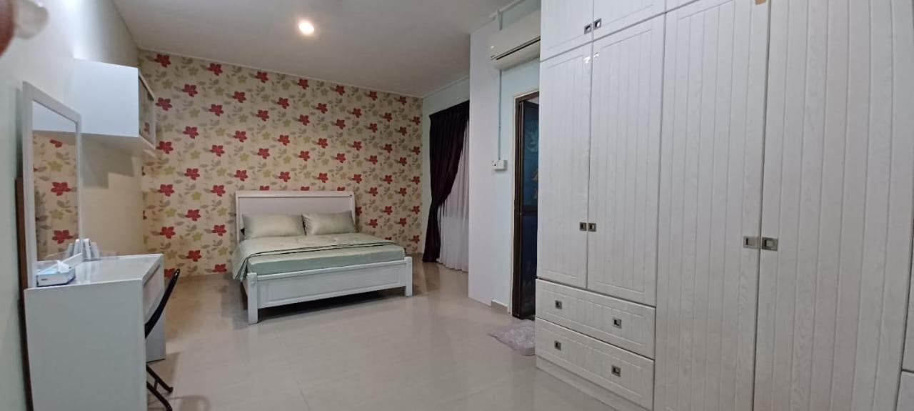 Three-Bedroom House photo 3