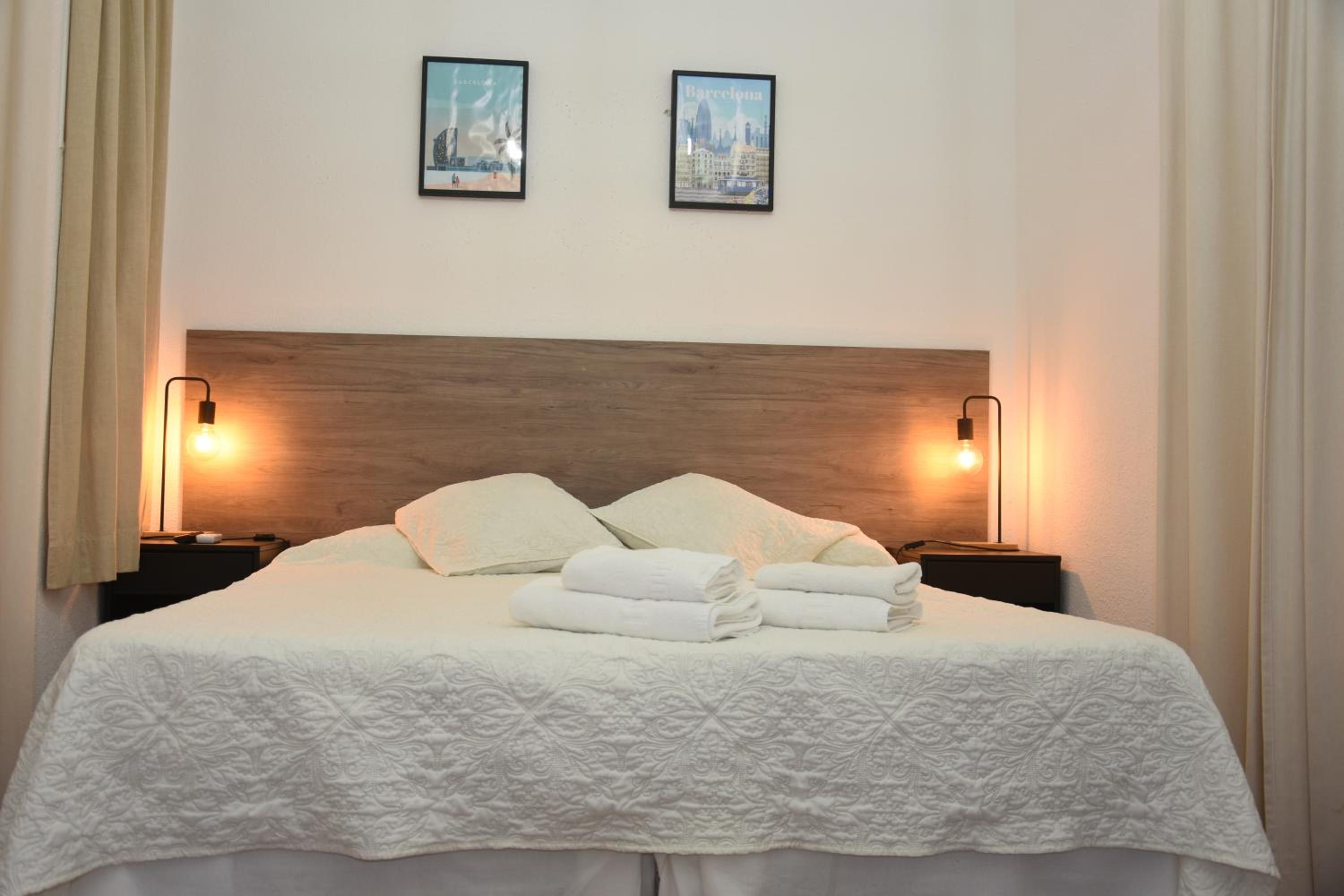 Interior Double or Twin Room with Private Bathroom photo 3