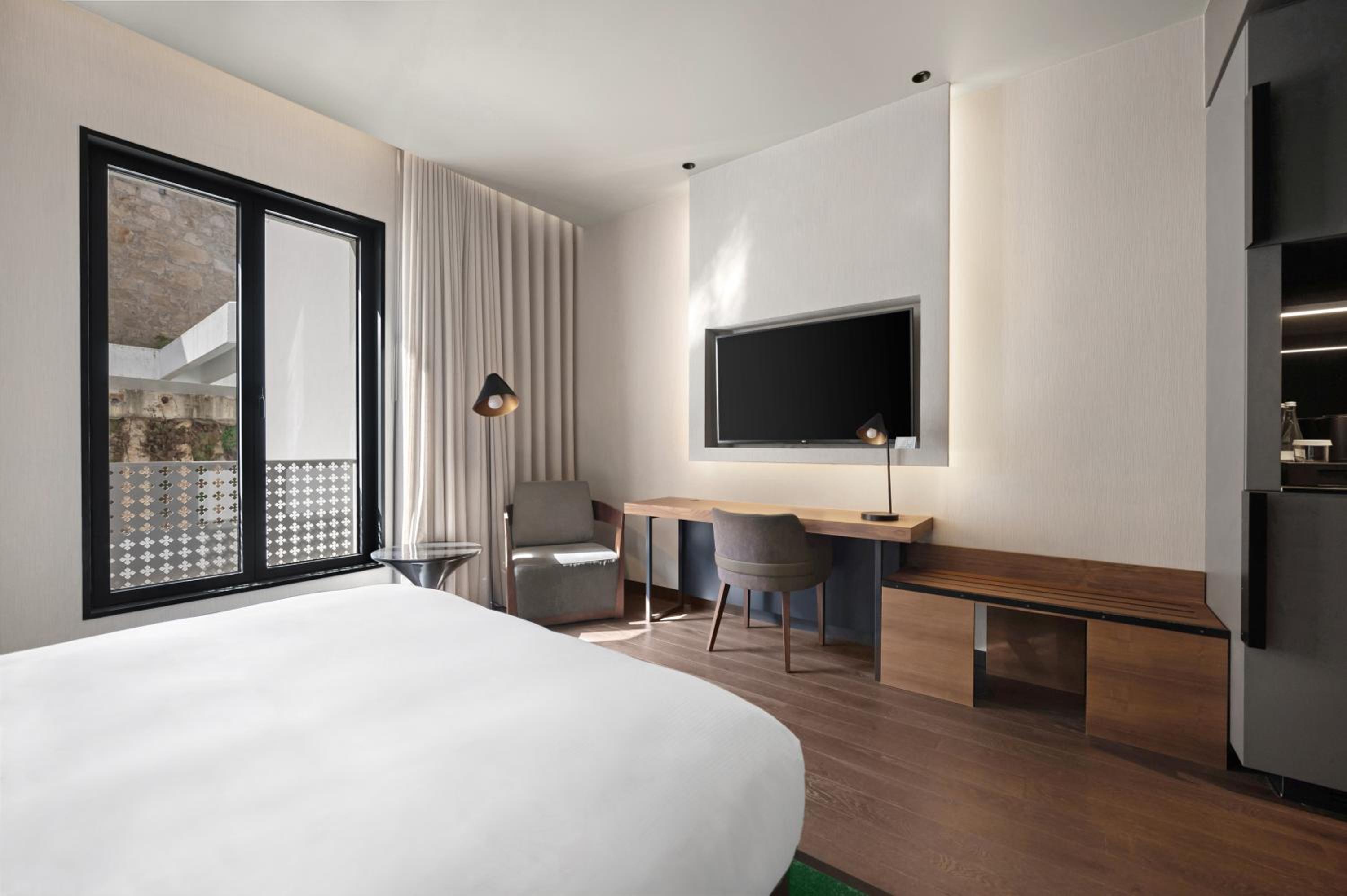 King Guest Room - Photo 8