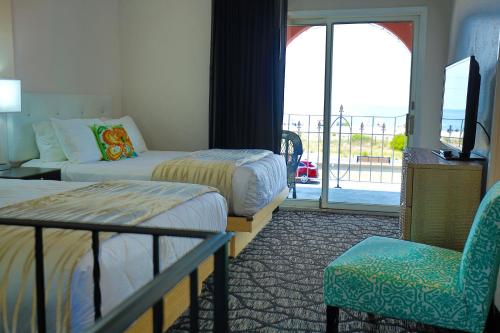 Oceanfront Bi-Level with 2 Queen Beds & Sofa Bed (E-4) - Photo 3