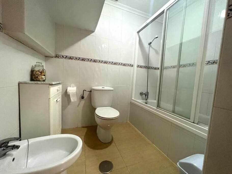 Five-Bedroom House photo 3