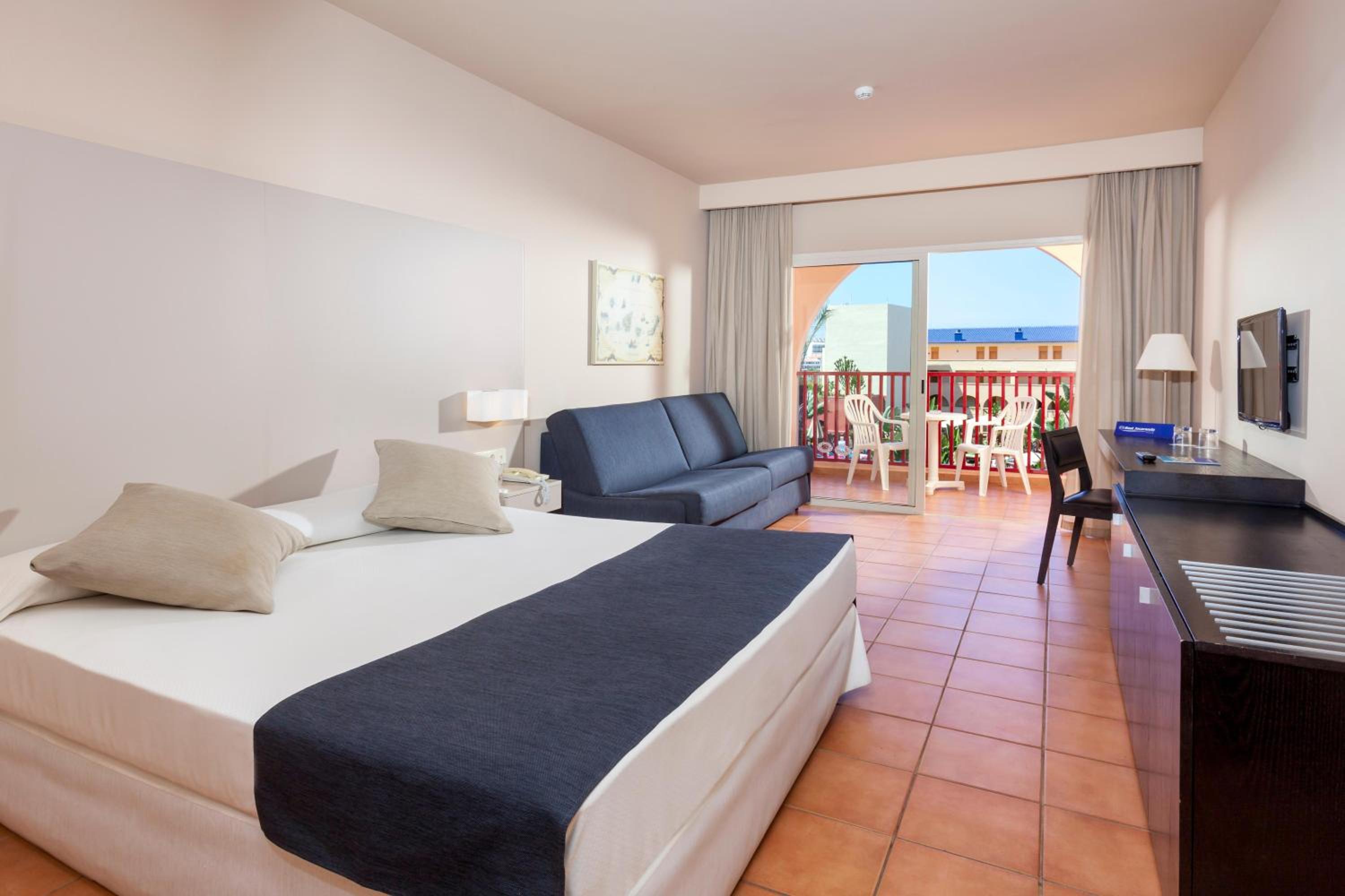 Habitación Familiar (2 Adultos + 2 Niños) con Vista a la Piscina
