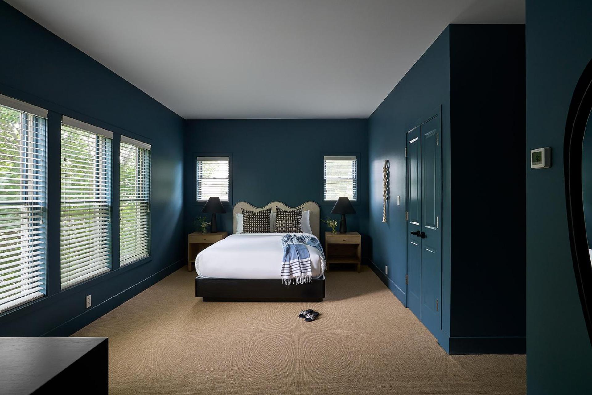 Queen Room photo 2