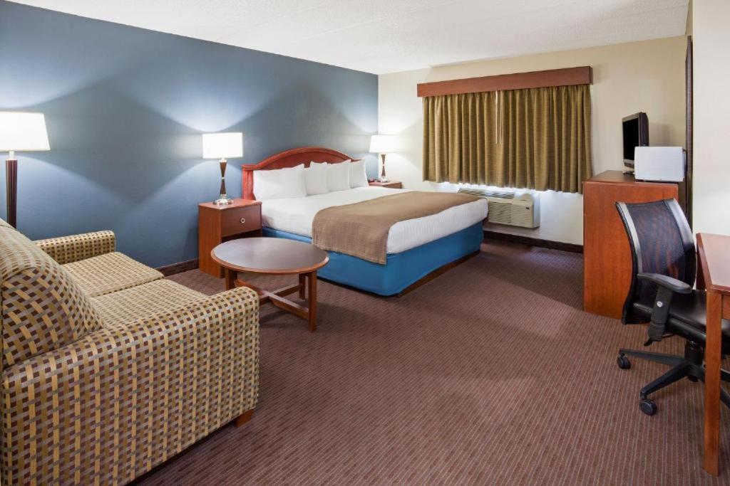 One-Bedroom Deluxe King Suite - Non-Smoking photo 1