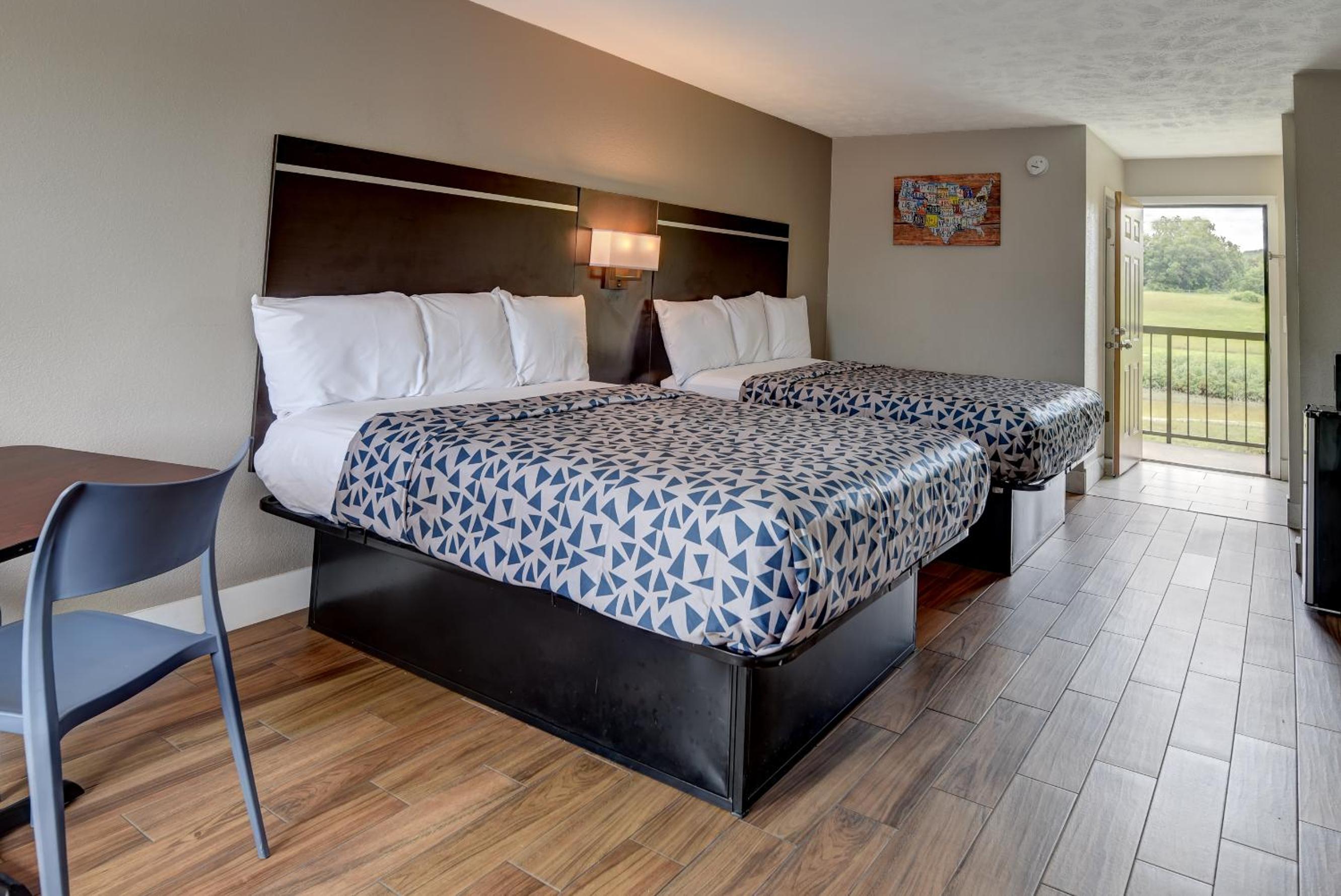 Queen Room with 2 Queen Beds - River View - Disability Access - Non Smoking - Photo 1