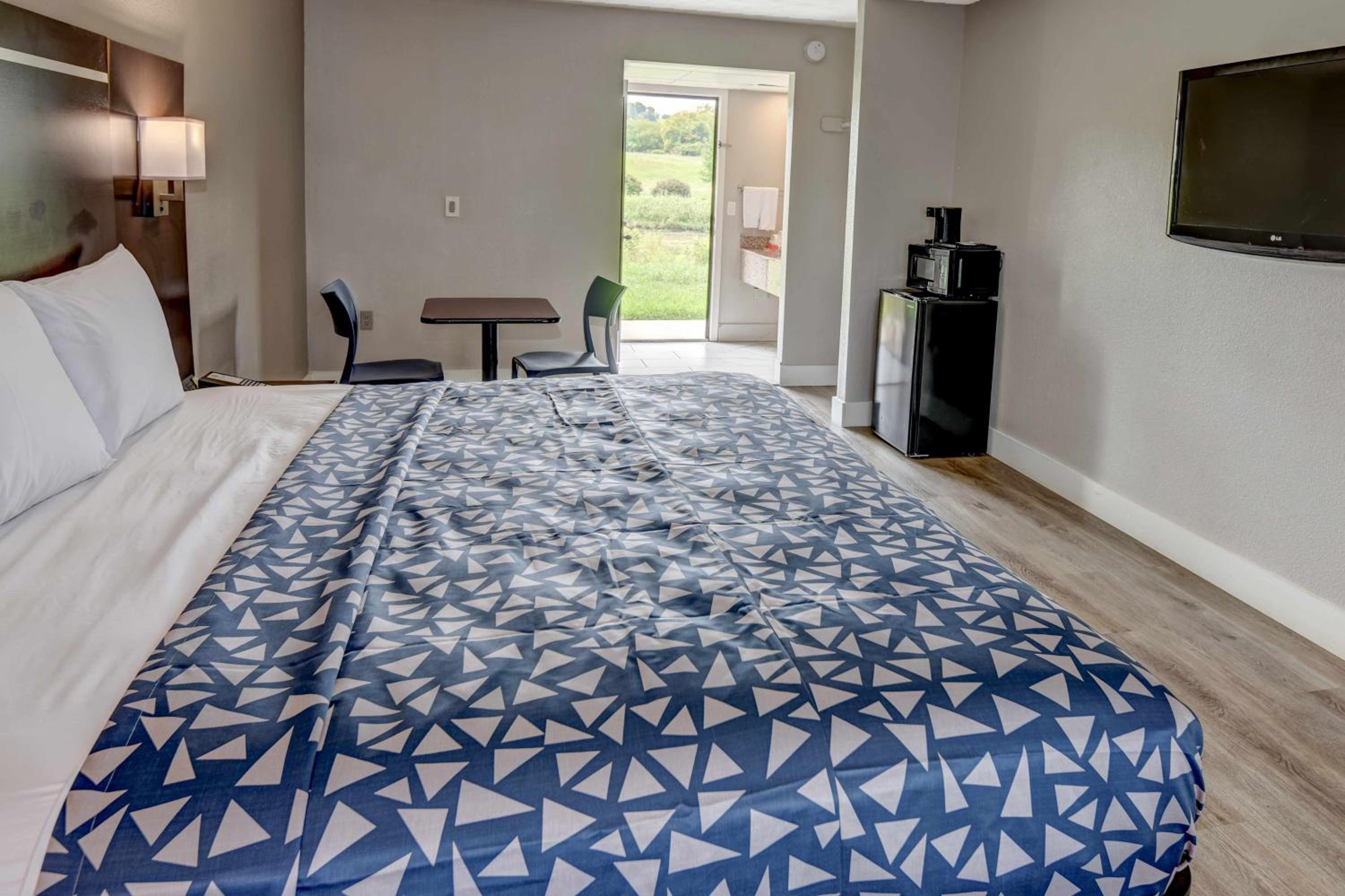 King Room with River View - Non Smoking/Exterior Hall - Photo 2