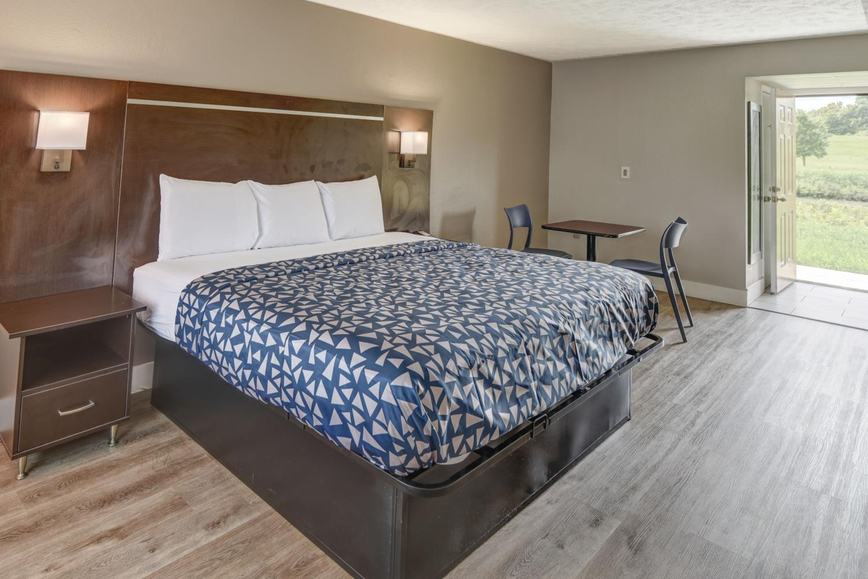 King Room with River View - Non Smoking/Exterior Hall - Photo 5