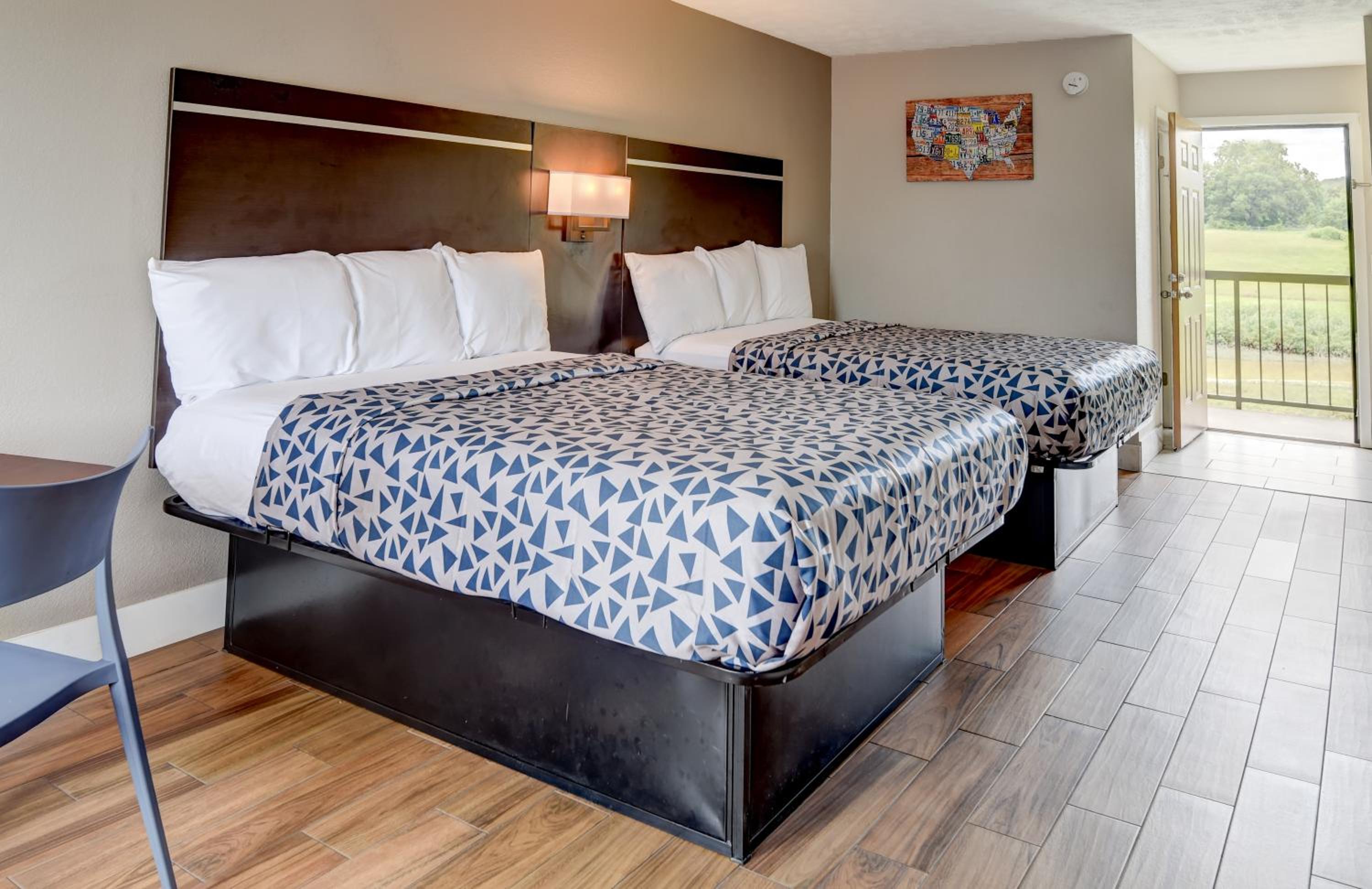 Queen Room with 2 Queen Beds - River View - Disability Access - Non Smoking - Photo 2