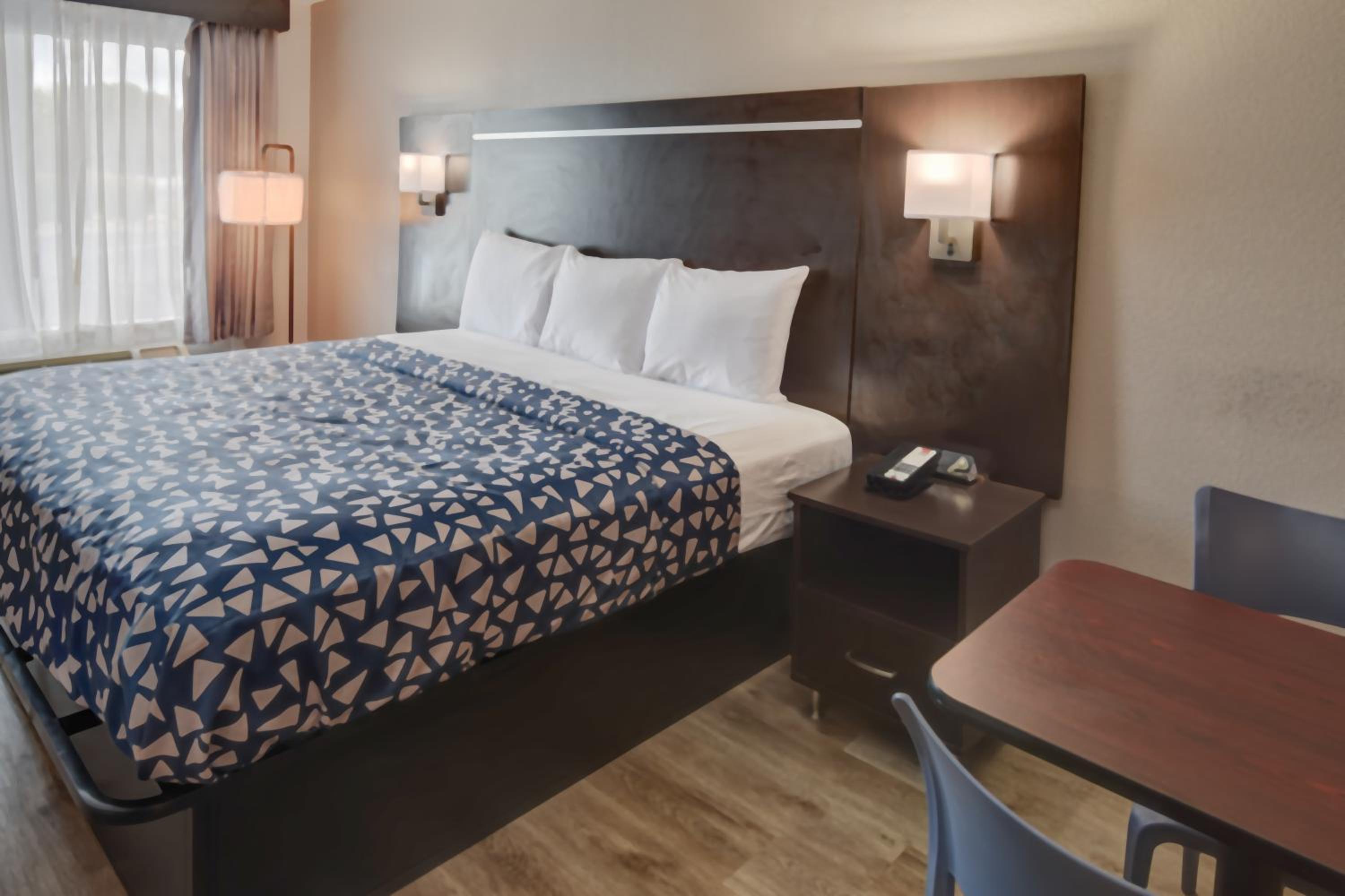 King Room with River View - Non Smoking/Exterior Hall - Photo 6